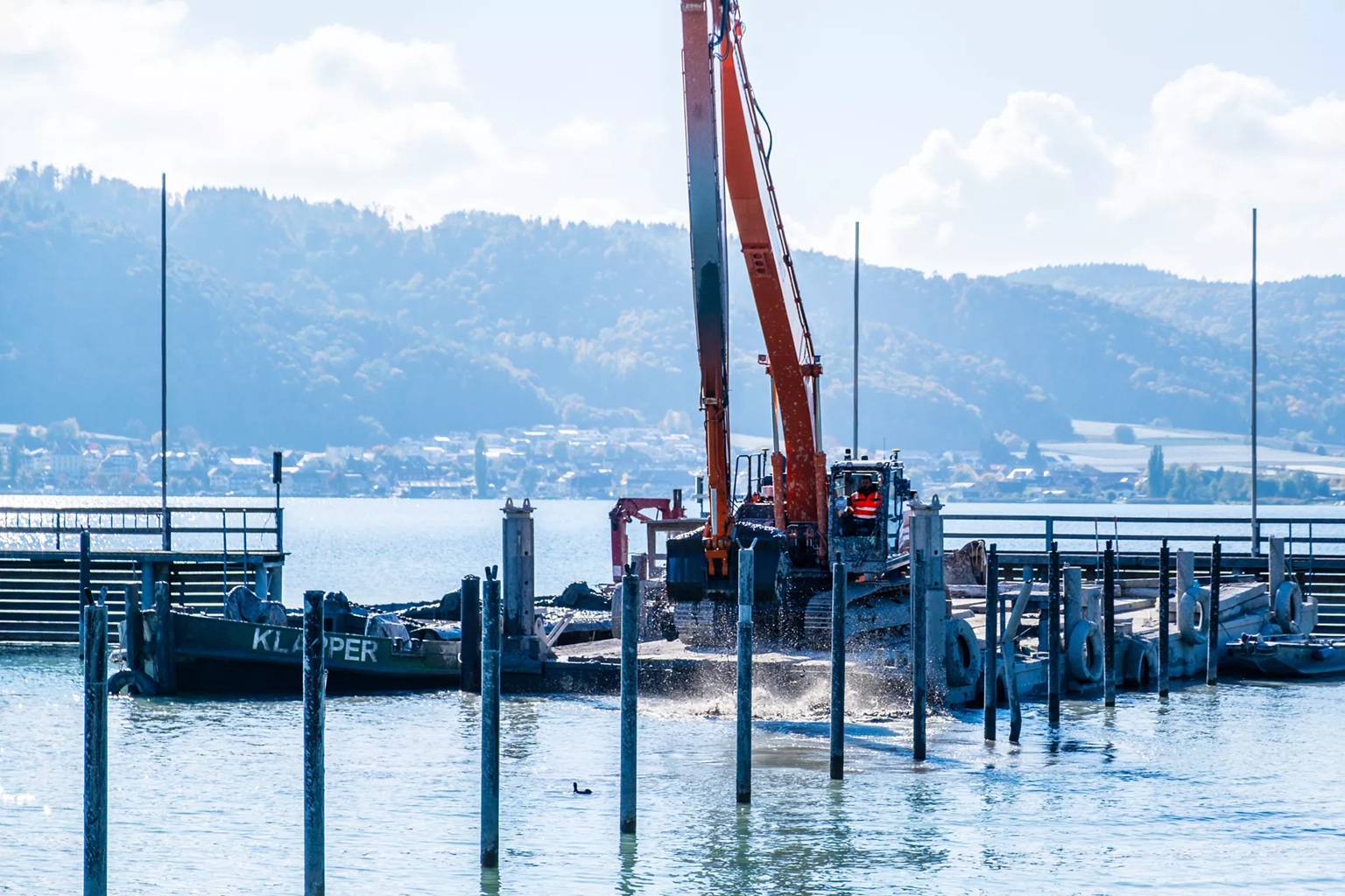 Hitachi ha messo in campo il suo ZX350LC-7 SLF per dragare i porti del Lago di Costanza