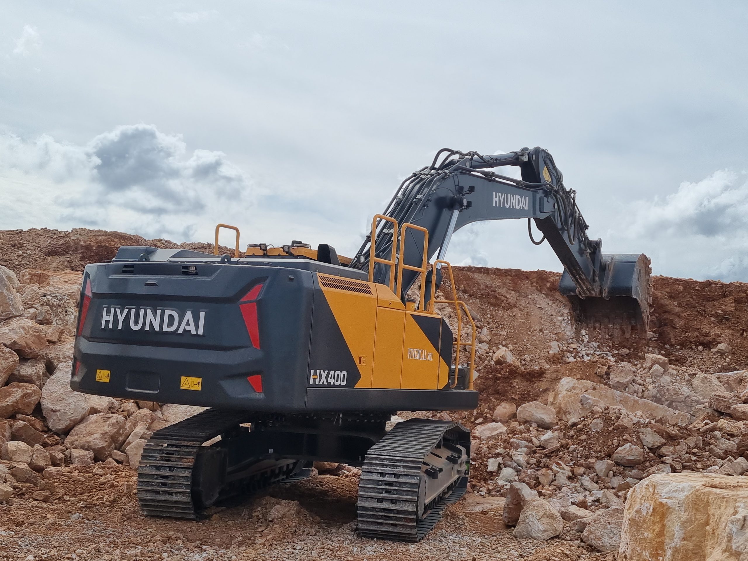 HYUNDAI punta agli impieghi gravosi con i nuovi escavatori HX360 e HX400