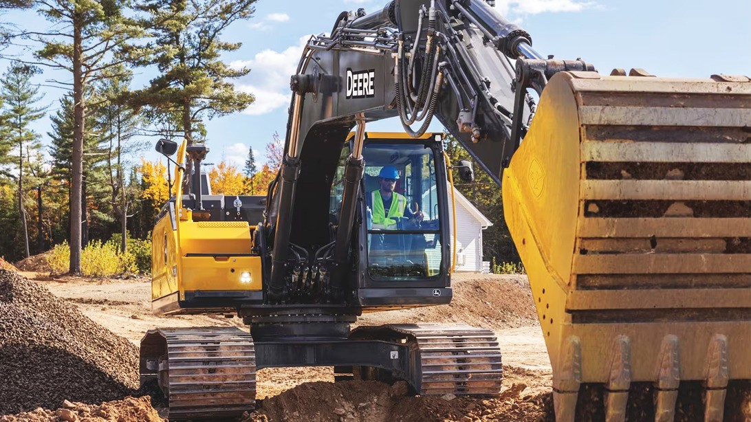 Jonh Deere ha presentato i nuovi escavatori P-Tier con una dotazione tecnologica di alto livello
