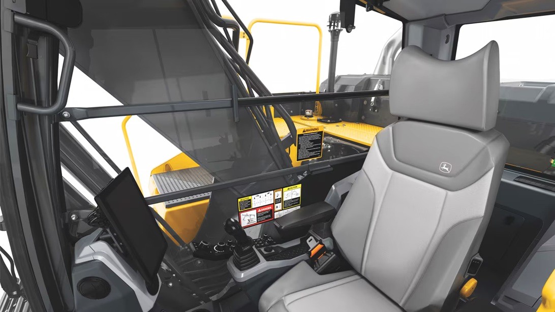 Il posto guida degli escavatori P-Tier si posiziona ai massimi livelli di ergonomia