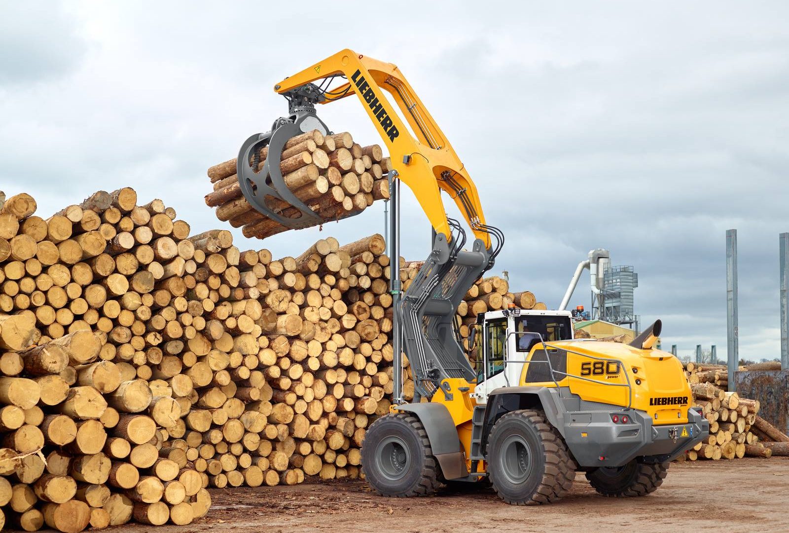 Liebherr produce la versione LogHandler della pala gommata L580 XPower