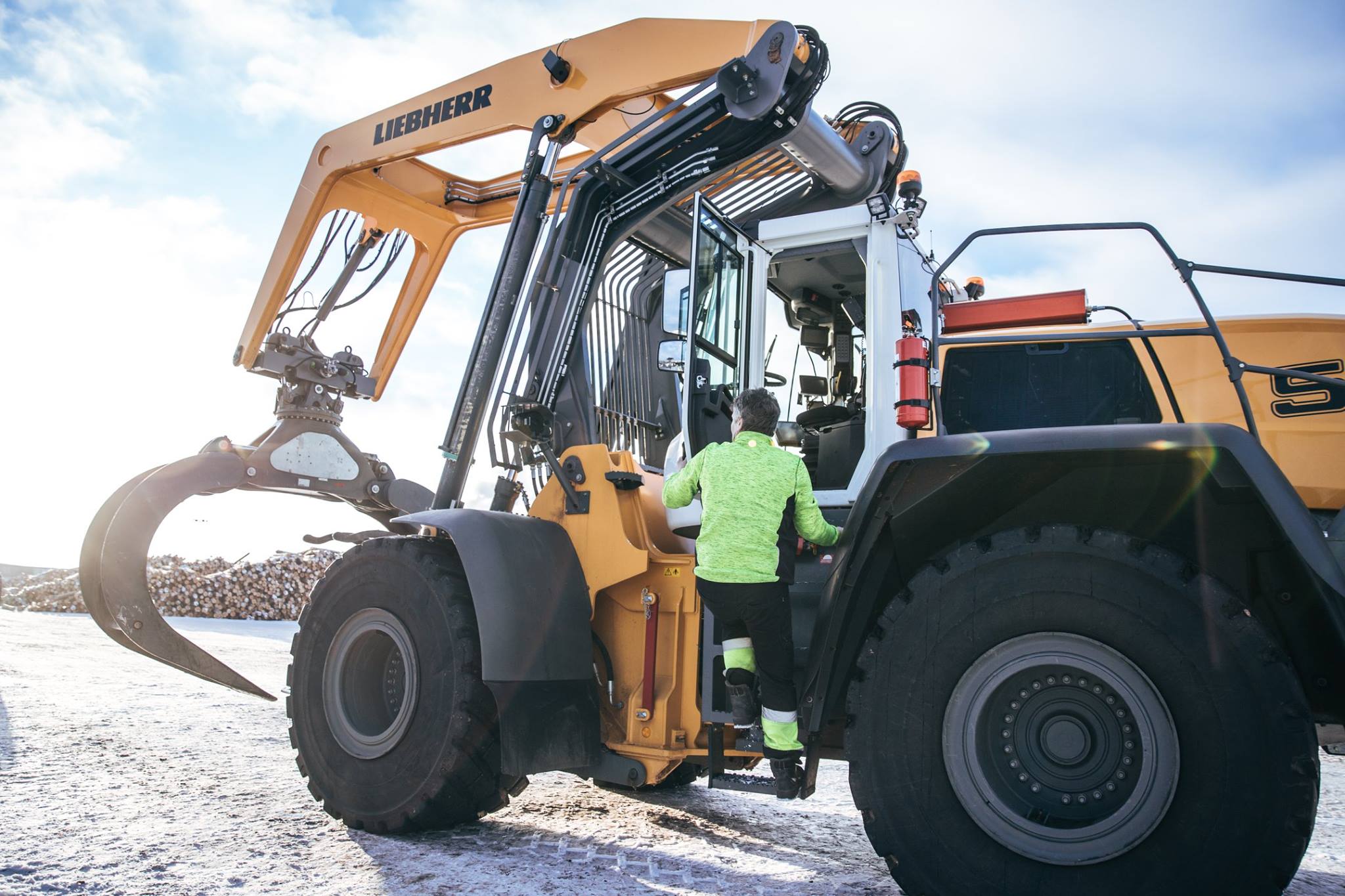 Liebherr ha pensato a delle protezioni per la cabina integrate nel braccio