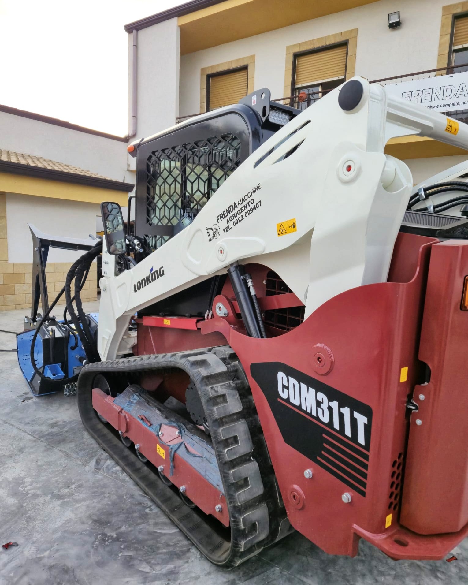 La CDM311T è una minipala da 4,5 tonnellate di peso operativo