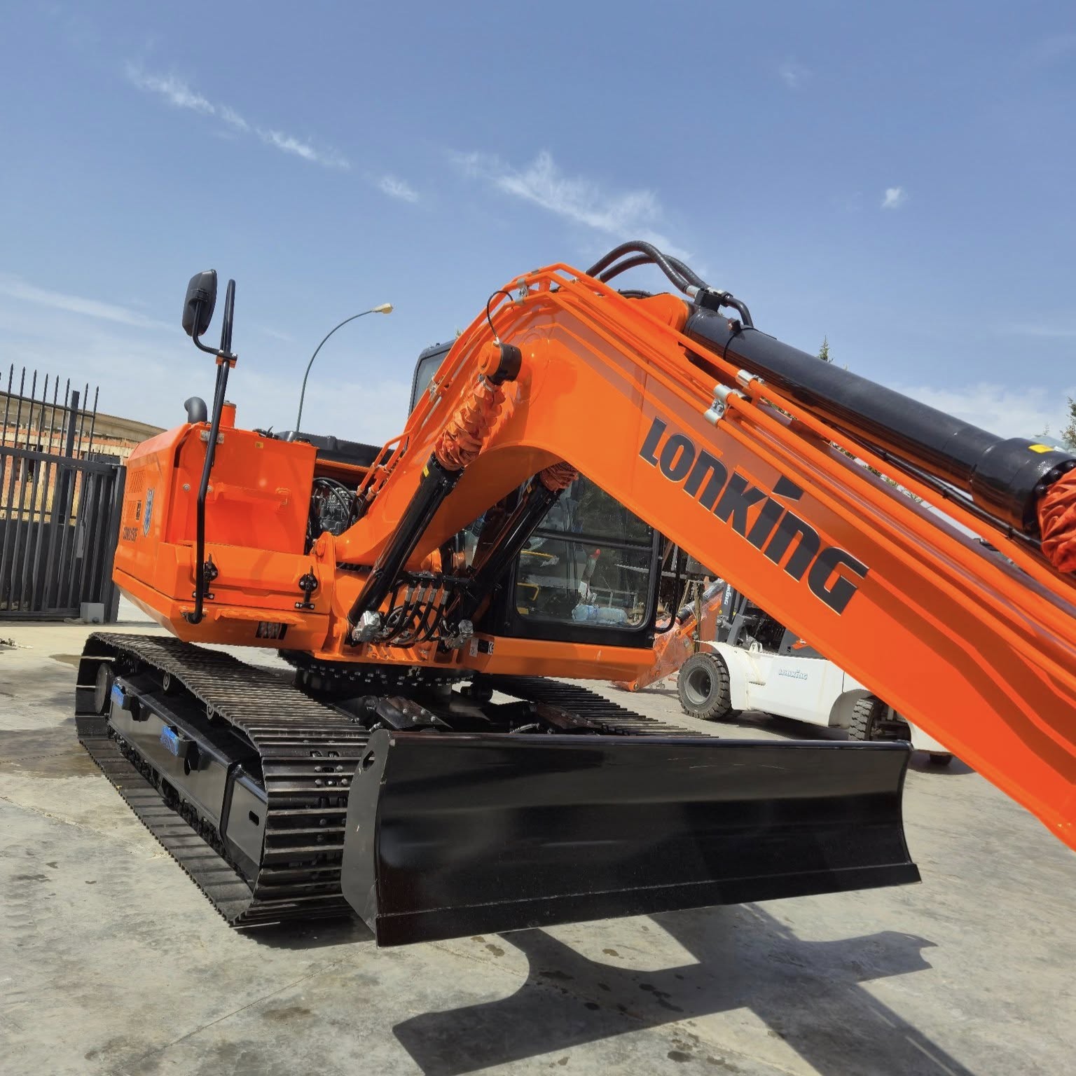 Lonking utilizza il colore arancio per i propri escavatori idraulici