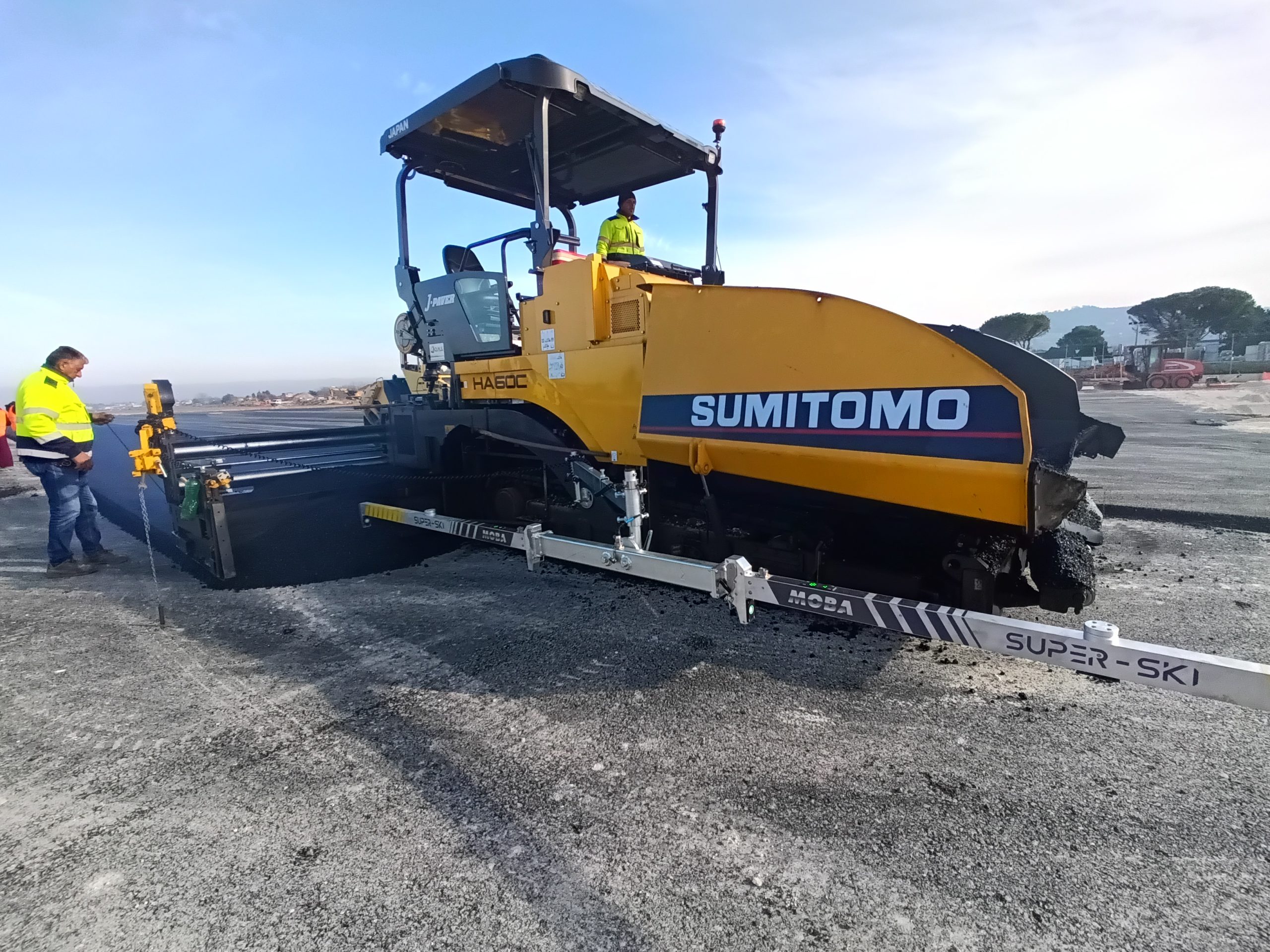 La Sumitomo HA60C-11 con il sistema MOBA Super-Ski permette una stesa con un elevatissimo livello qualitativo