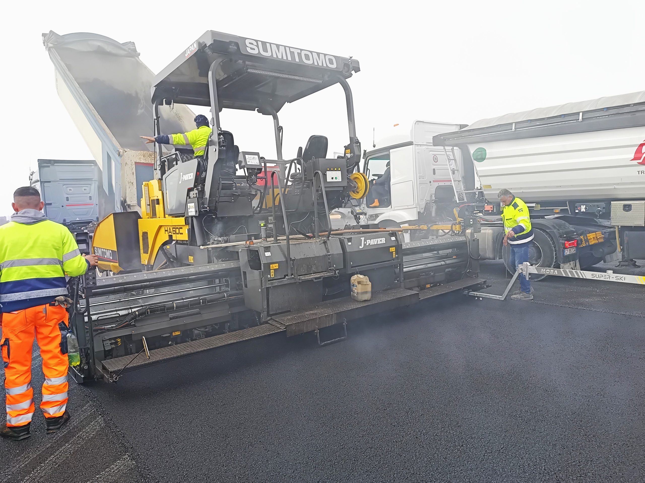 Sumitomo, con la HA60C-11, consente di lavorare su larghezze continue da 2,30 a 6,0 metri