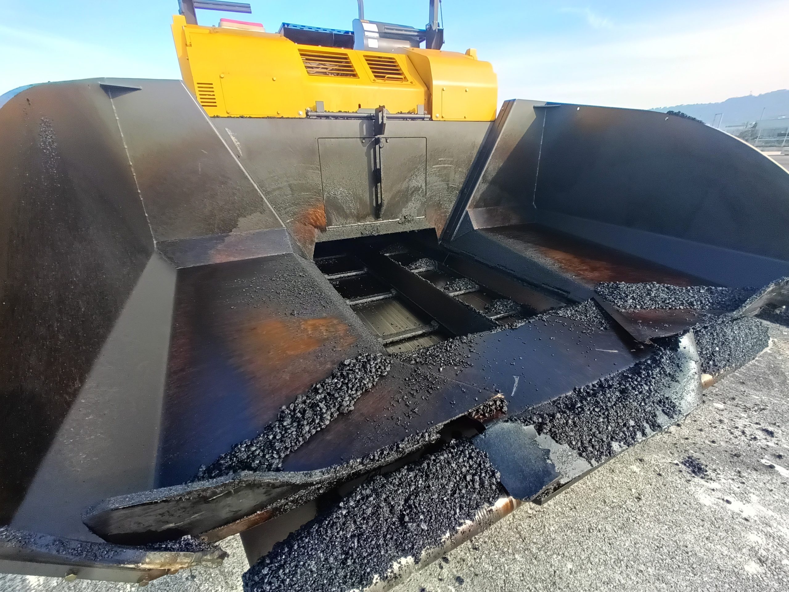 Il banco J-Paver è alimentato ottimamente dalla gestione della tramoggia anteriore