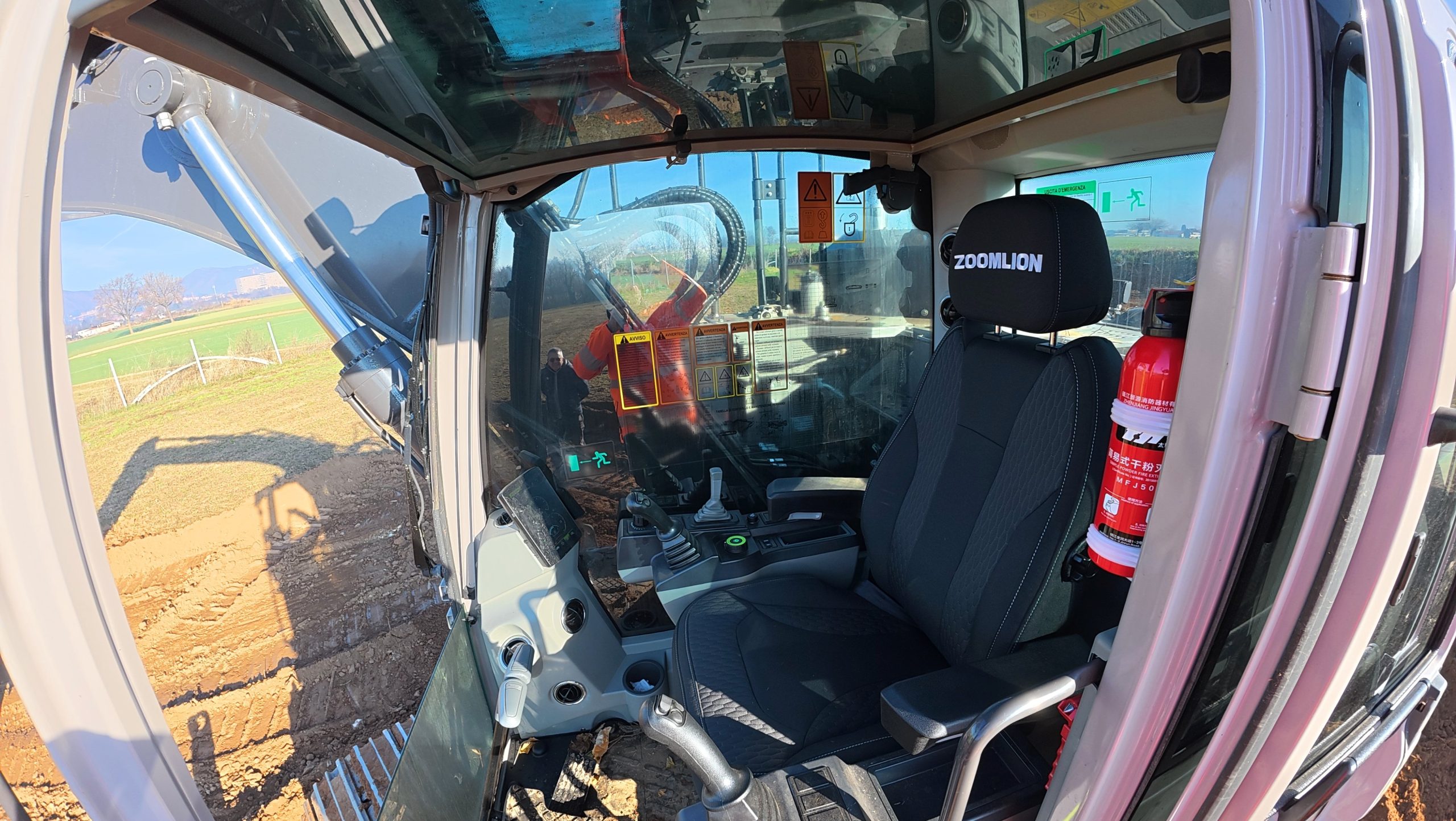 Il posto guida dello ZE145GU consente all'operatore di trovare la migliore posizione per lavorare