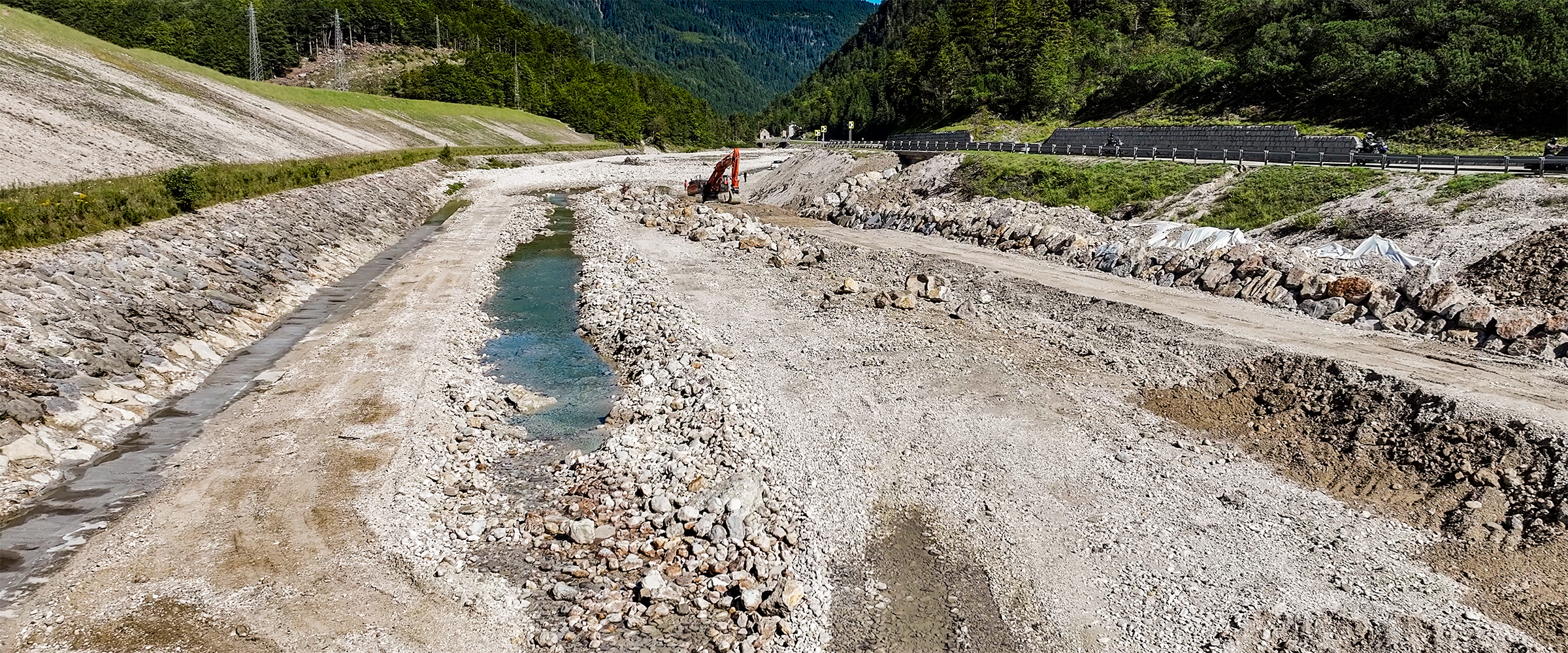 L'escavatore Hitachi ZX350LCN-7 di Adriacos lavora nel Rio del Lago vicino a Tarvisio