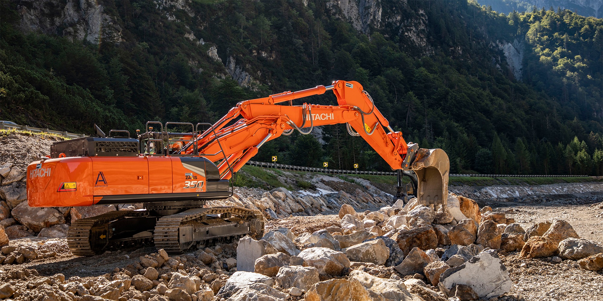 Lo ZX350LCN-7 è uno dei pochi modelli di quella classe di peso ad avere anche il braccio con triplice articolazione