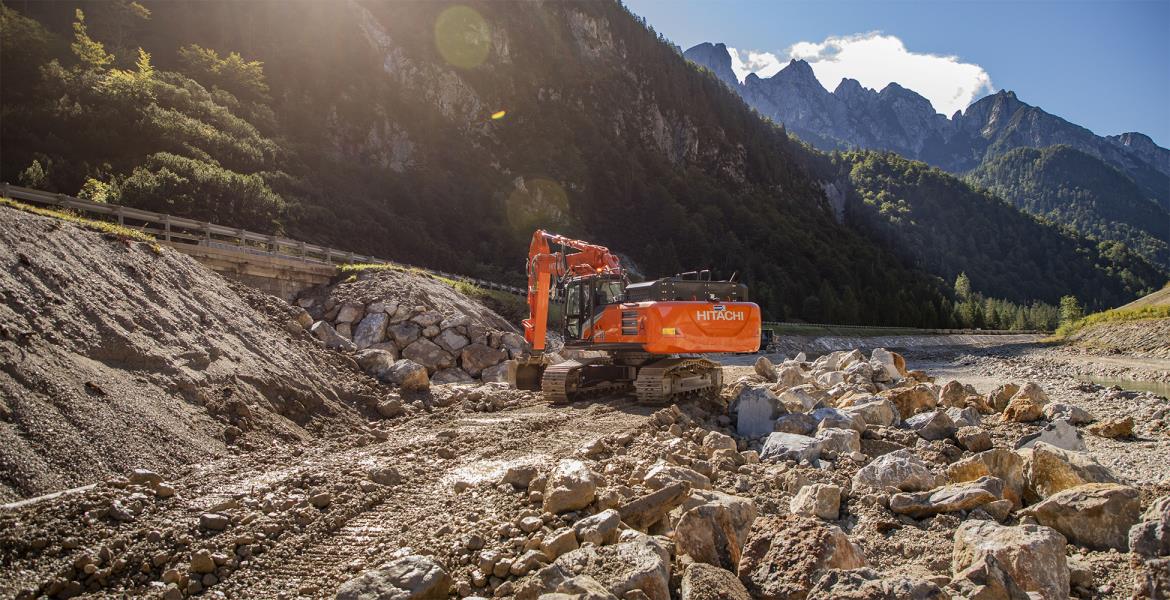 Hitachi ha un'ampia gamma di escavatori con braccio posizionatore