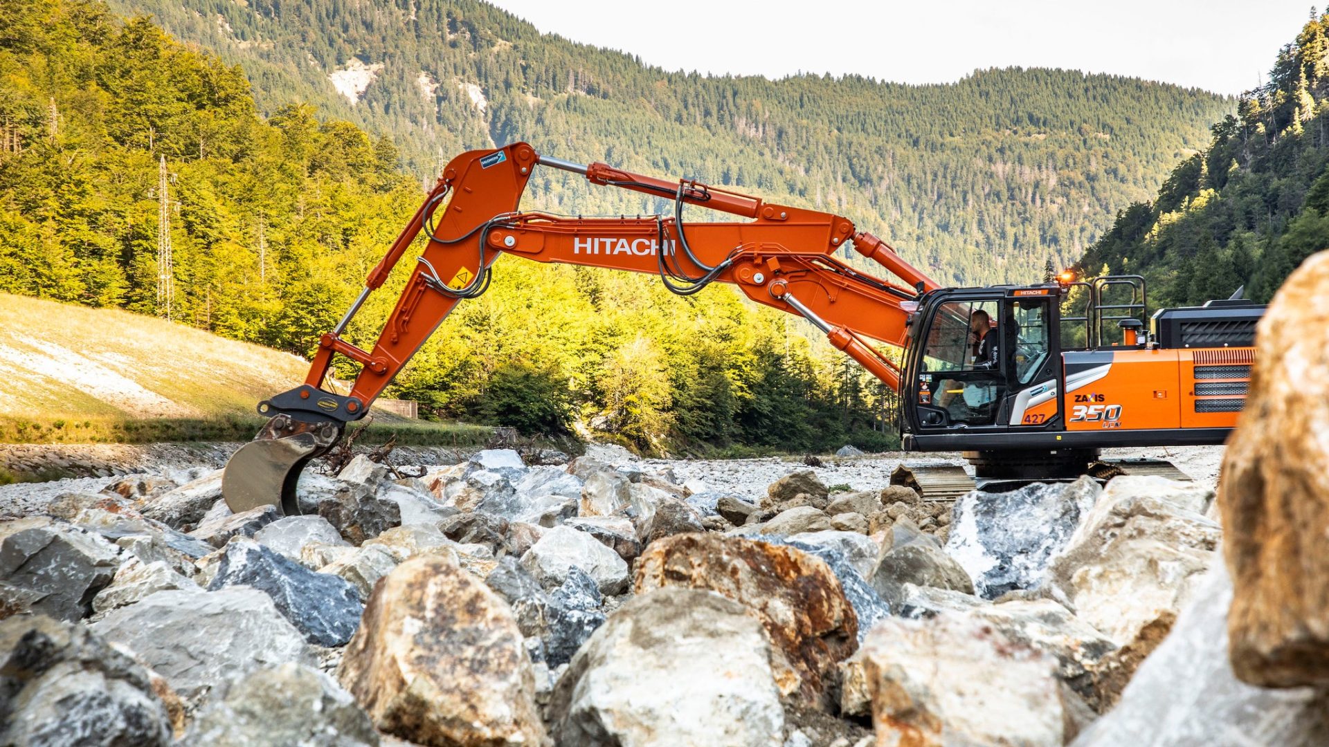 Hitachi propone il braccio a triplice articolazione anche su mezzi da oltre 35 tonnellate di peso operativo