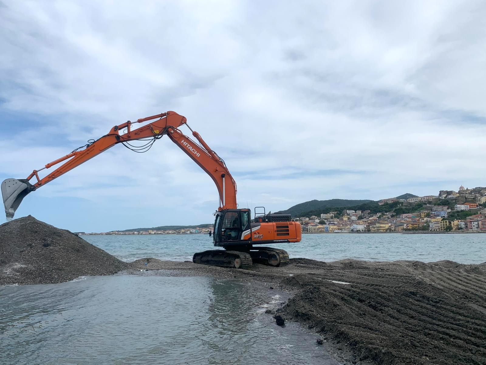 Il porto di Cariati Marina ha visto in azione un Hitachi ZX350LCN-7 con prolunga