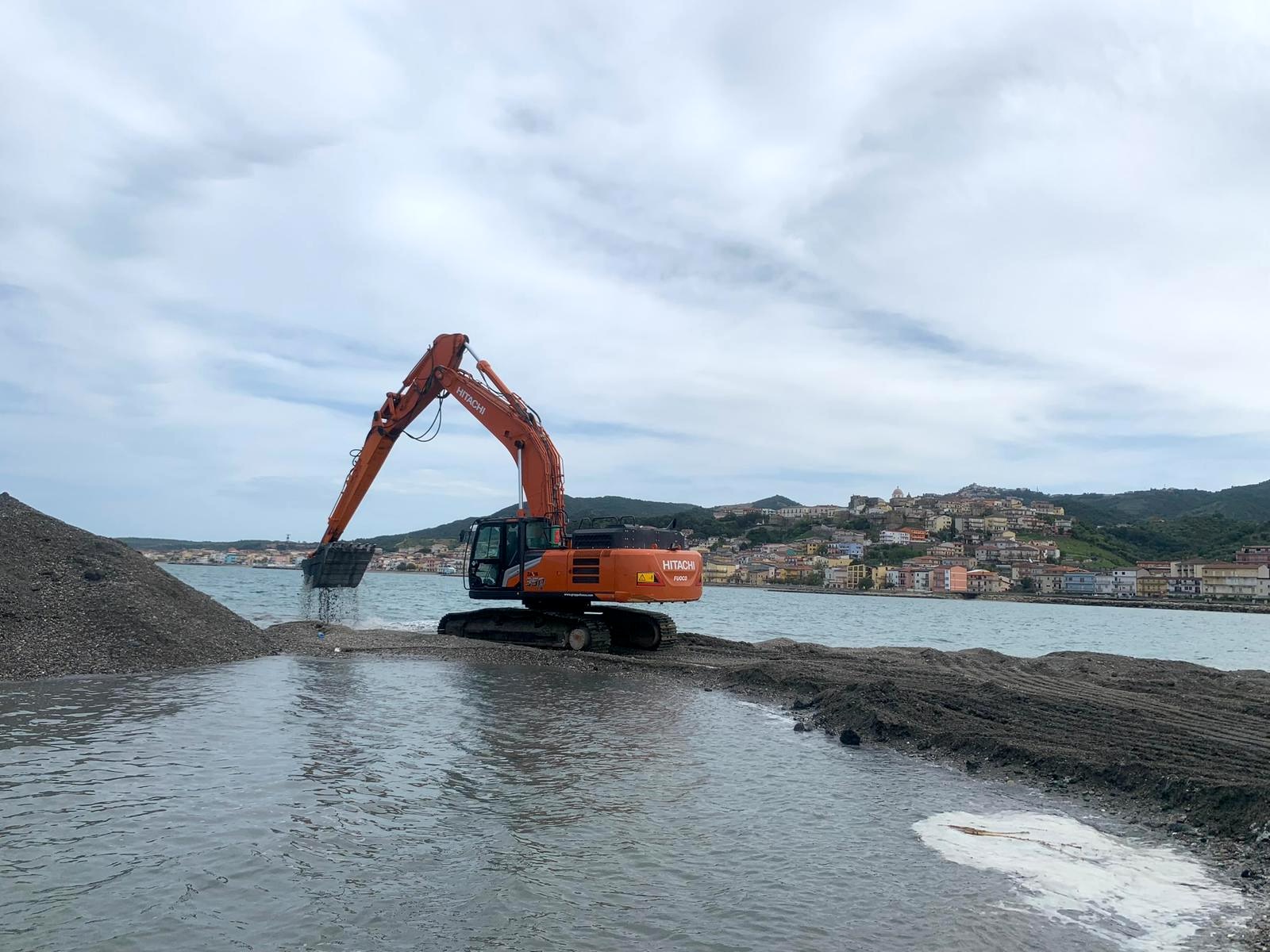 Gruppo Fuoco ha realizzato il porto di Cariati Marina con un Hitachi ZX350LCN-7