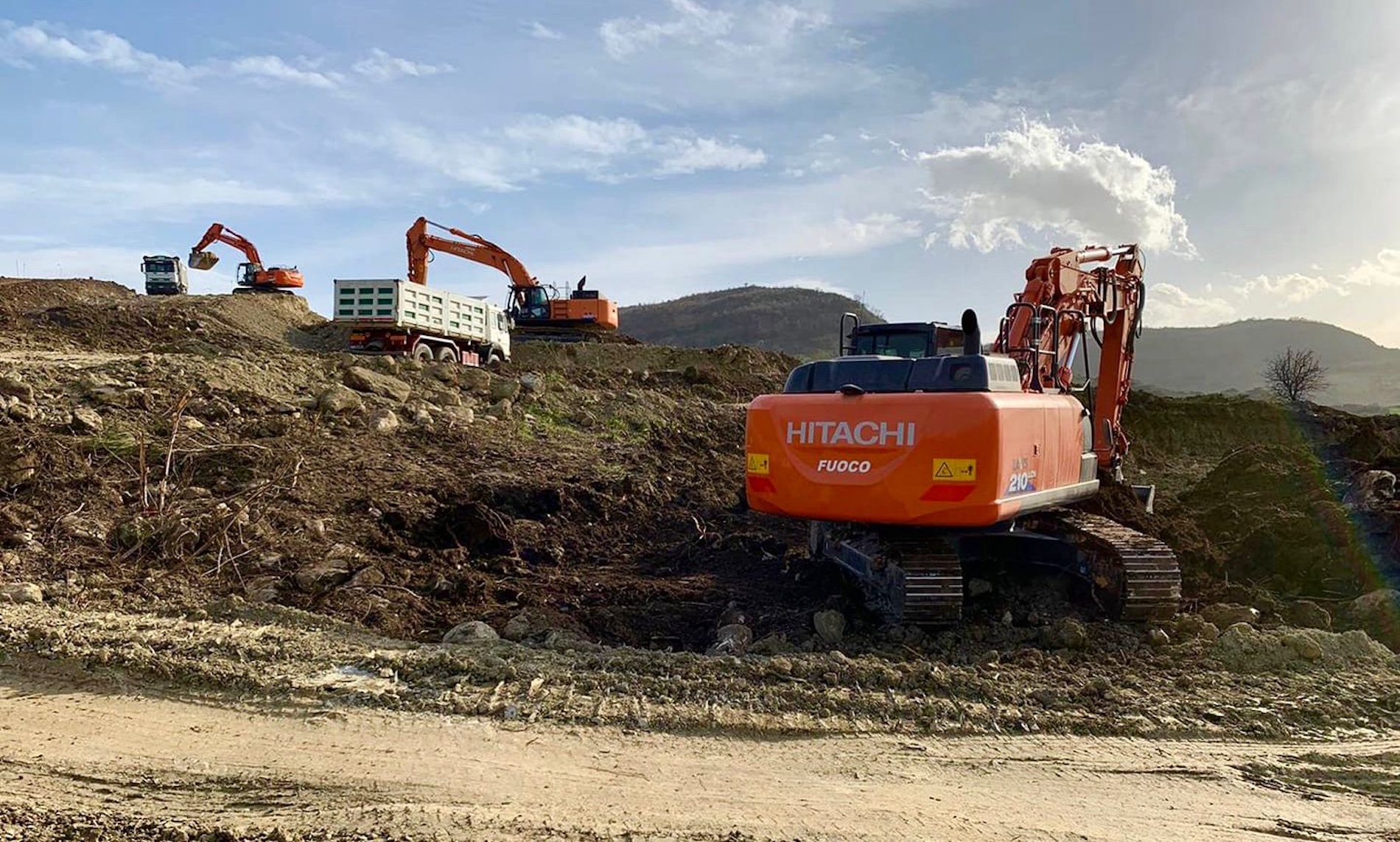 Nella discarica di Scala Coeli hanno lavorato solo macchine Hitachi