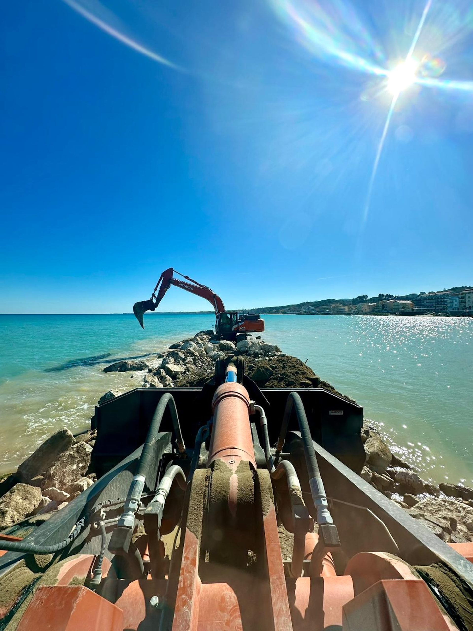 Gruppo Fuoco opera soprattutto nei lavori marittimi con le macchine Hitachi
