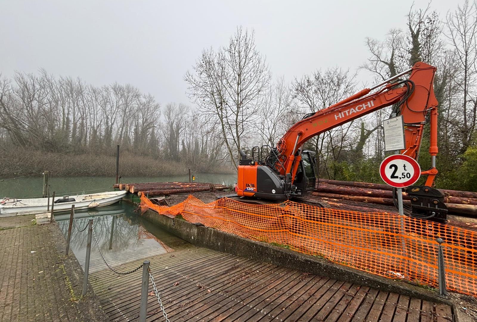 Hitachi è presente con uno ZX135US-6 nel cantiere del fiume Stella