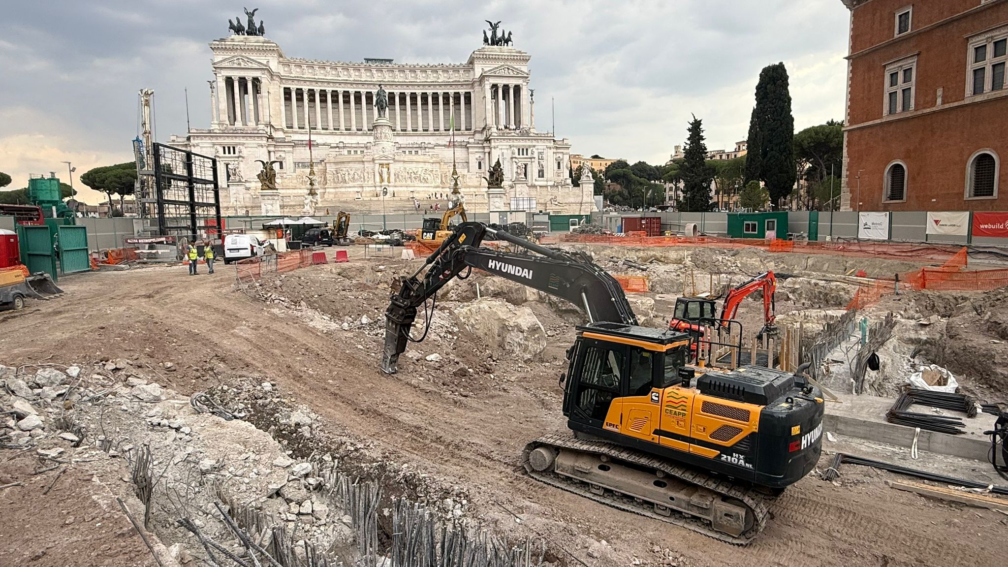 Gli escavatori Hyundai si muovono in un contesto operativo complesso