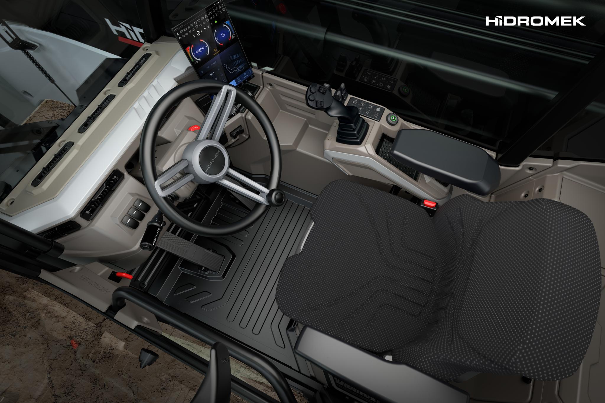 L'ergonomia della cabina dell'HMK 40-18 TH riprende stilemi classici dei posti guida Hidromek