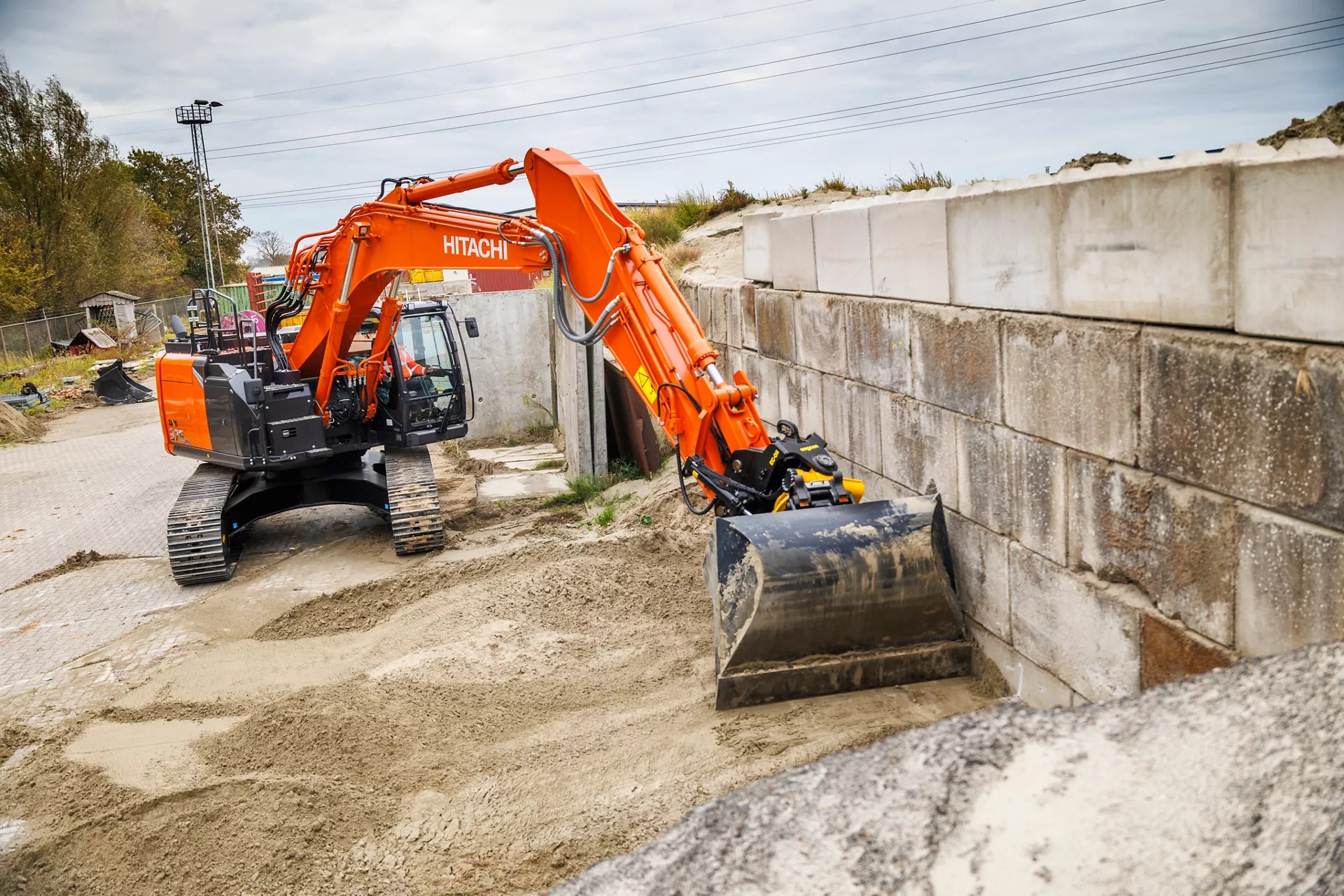 L'escavatore Hitachi ZX375USLC-7 impiega l'impianto idraulico Trias III