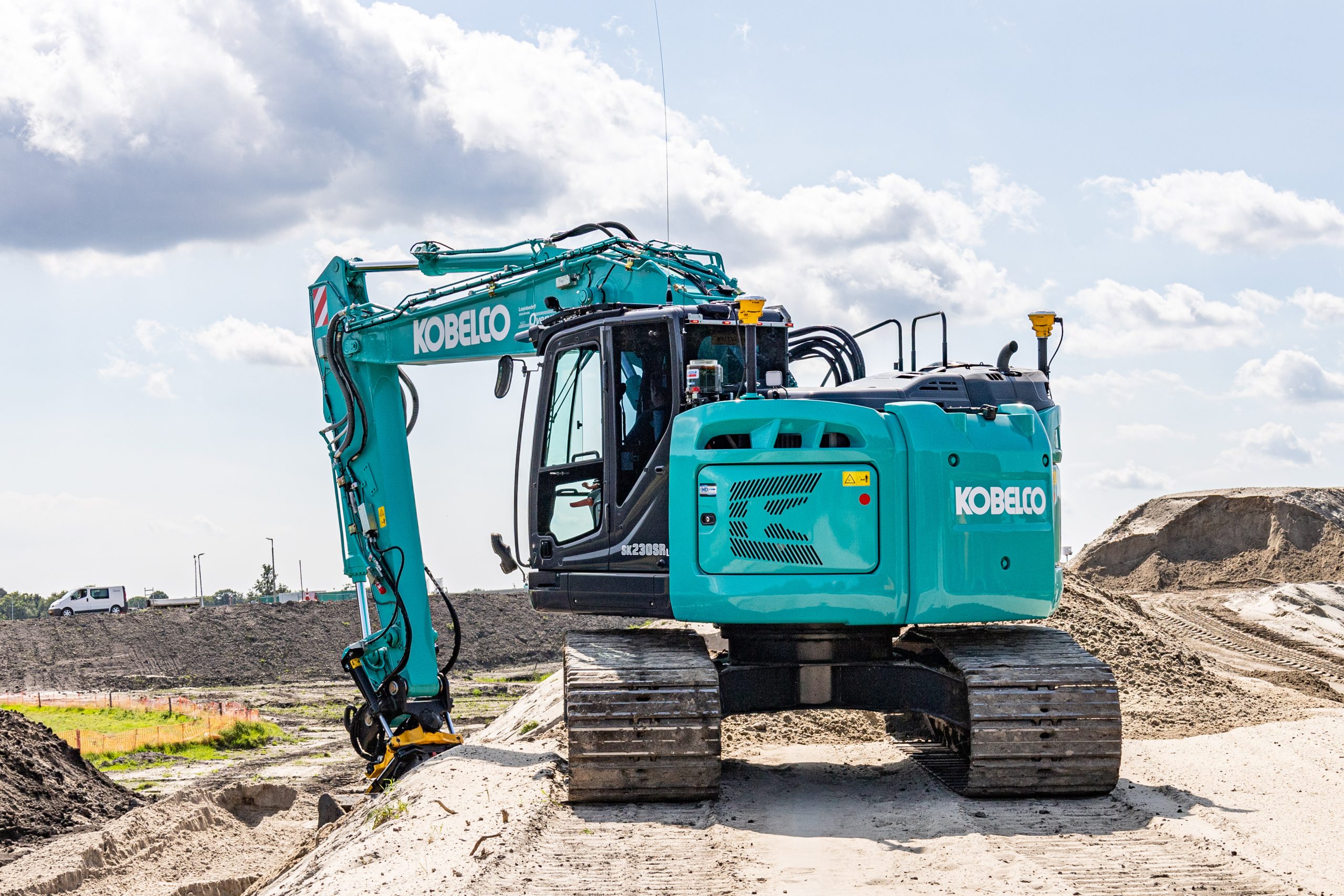 Kobelco è presente con il suo SK230SRLC-7 in area esterna