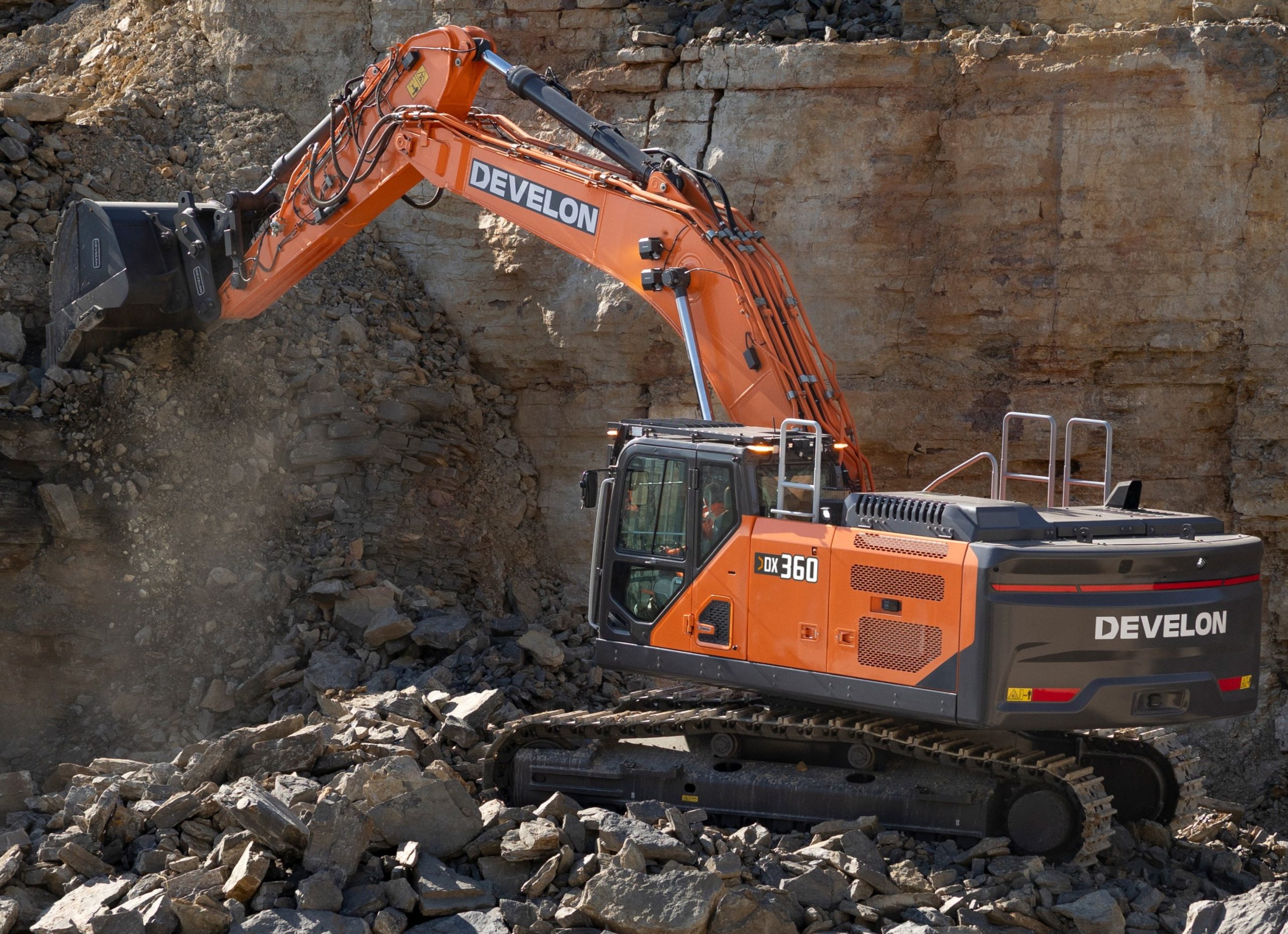 DEVELON ha costruito il DX360 ed il DX400 sulla stessa base