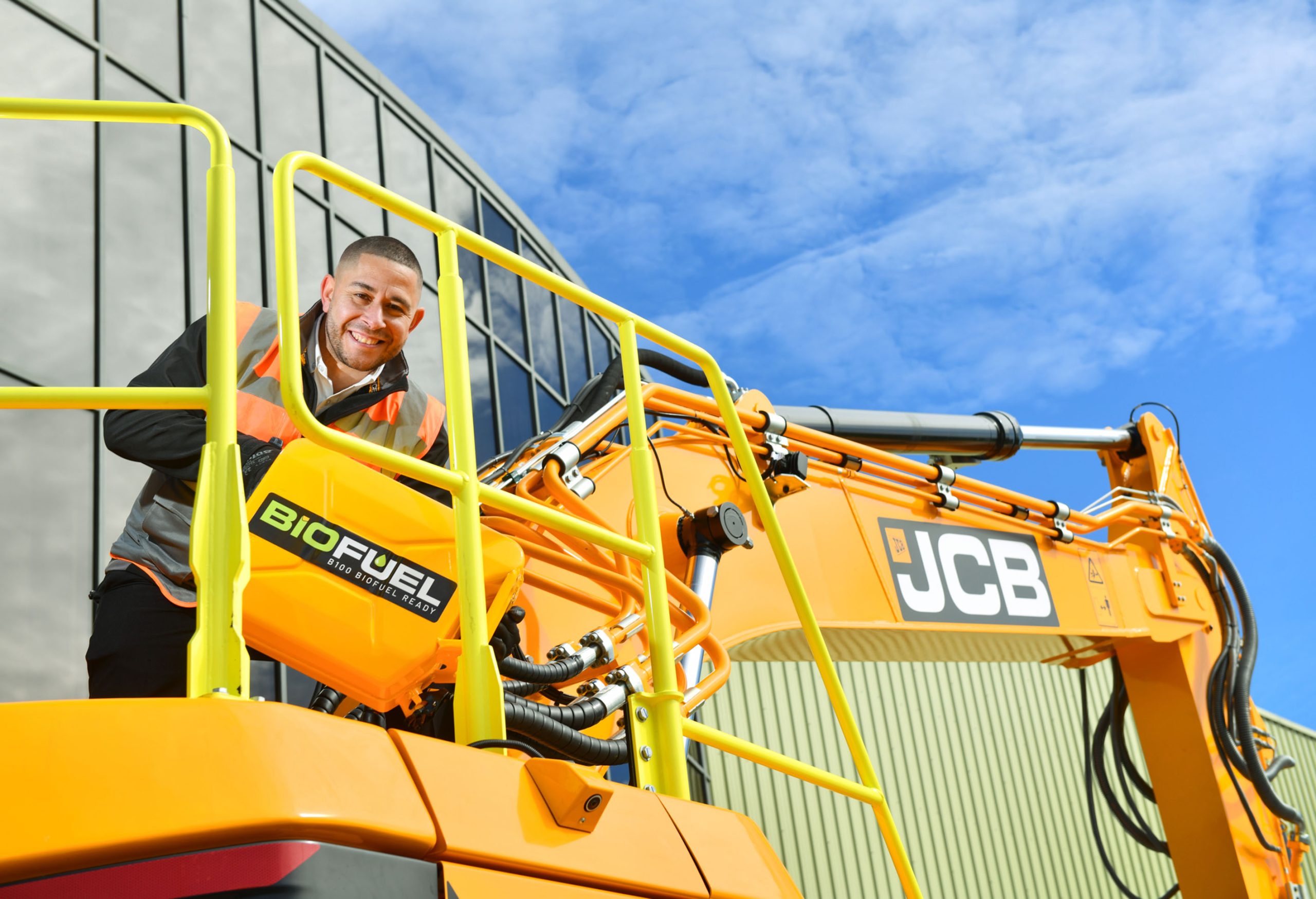 JCB punta anche sul B100 per i suoi escavatori Serie X