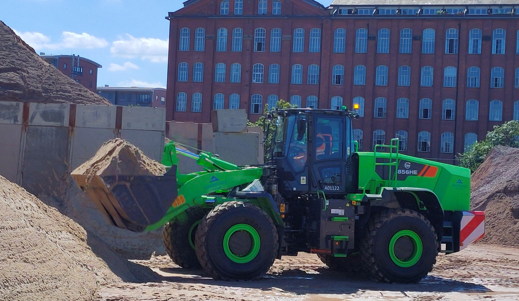 Holcim ha introdotto la prima pala gommata elettrica in UK nel 2023