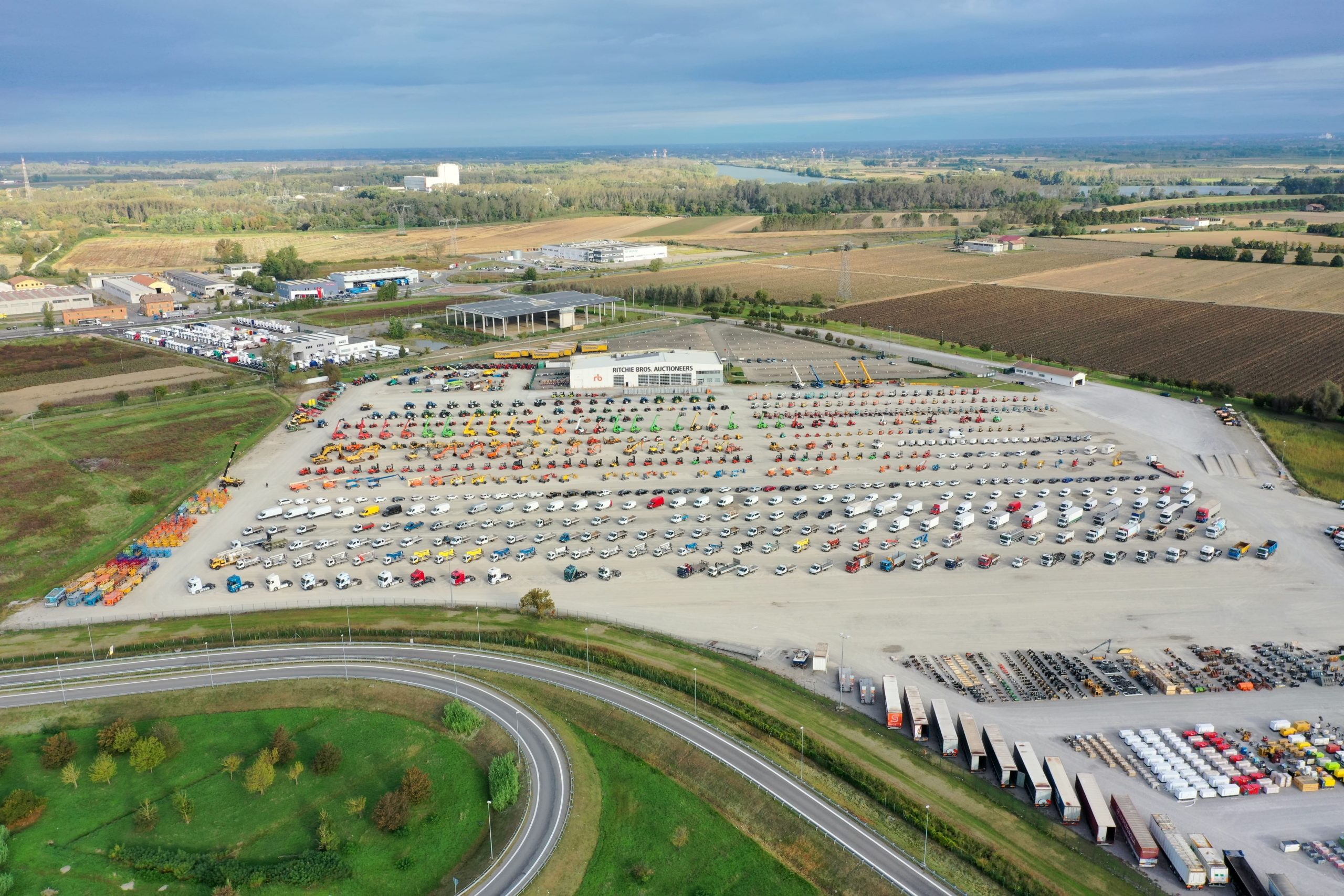 La sede di Caorso di Ritchie Bros. è un hub fondamentale per il settore del commercio dell'usato di macchine movimento terra