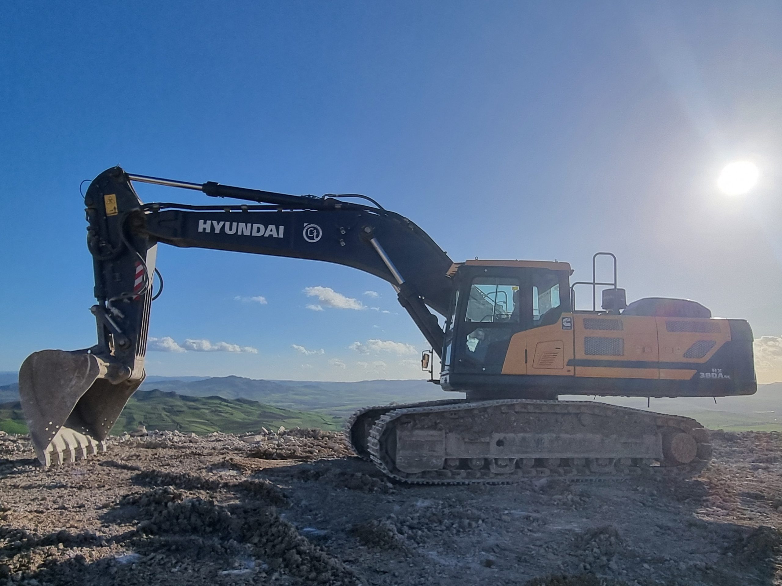 L'escavatore cingolato Hyundai HX380ANL all'opera sul terreno rialzato della cava.