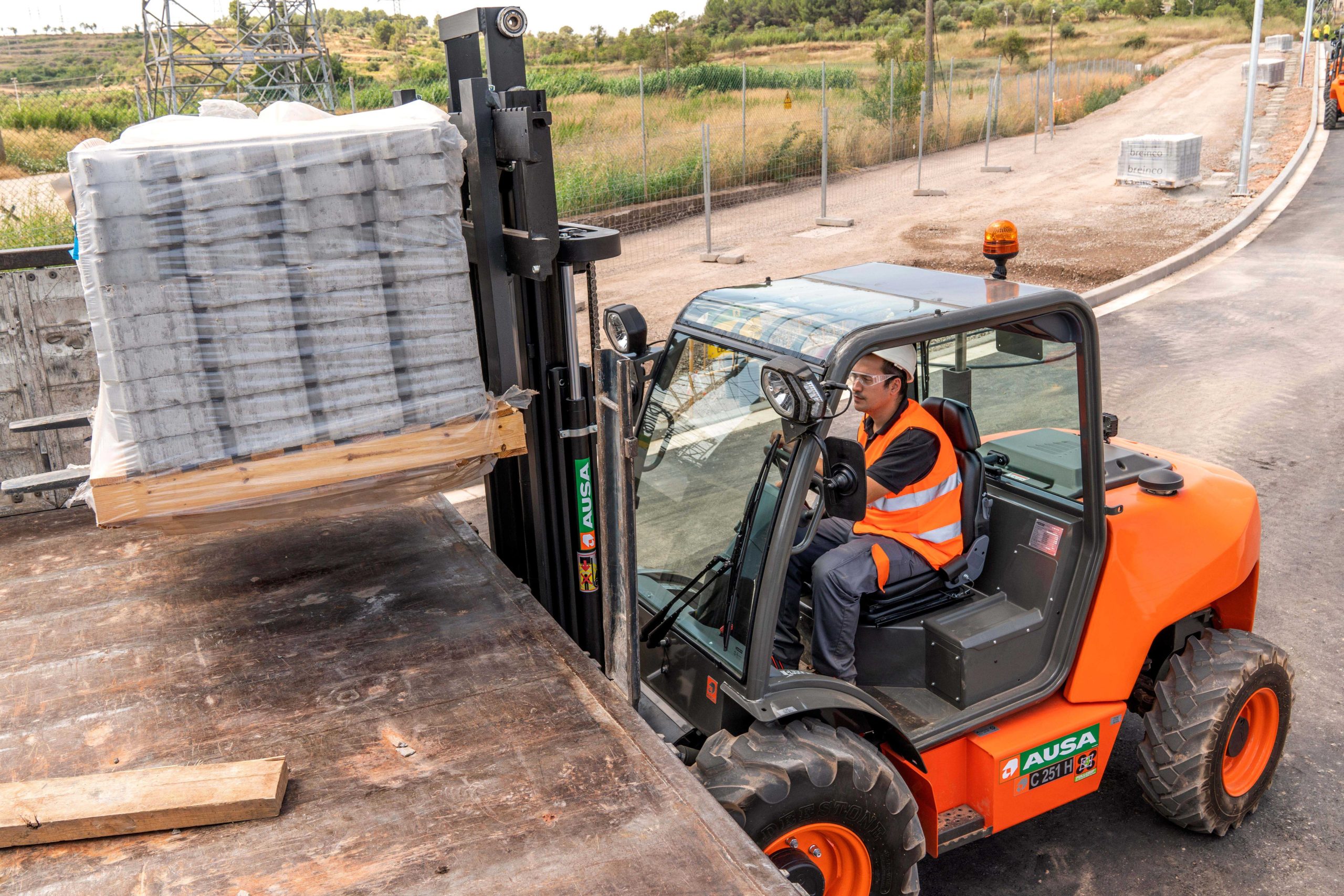 Il carrello fuoristrada AUSA C2551H non solo ha una grande capacità di carico e sollevamento, ma è anche in grado di garantire manovrabilità e produttività sui terreni più difficili.