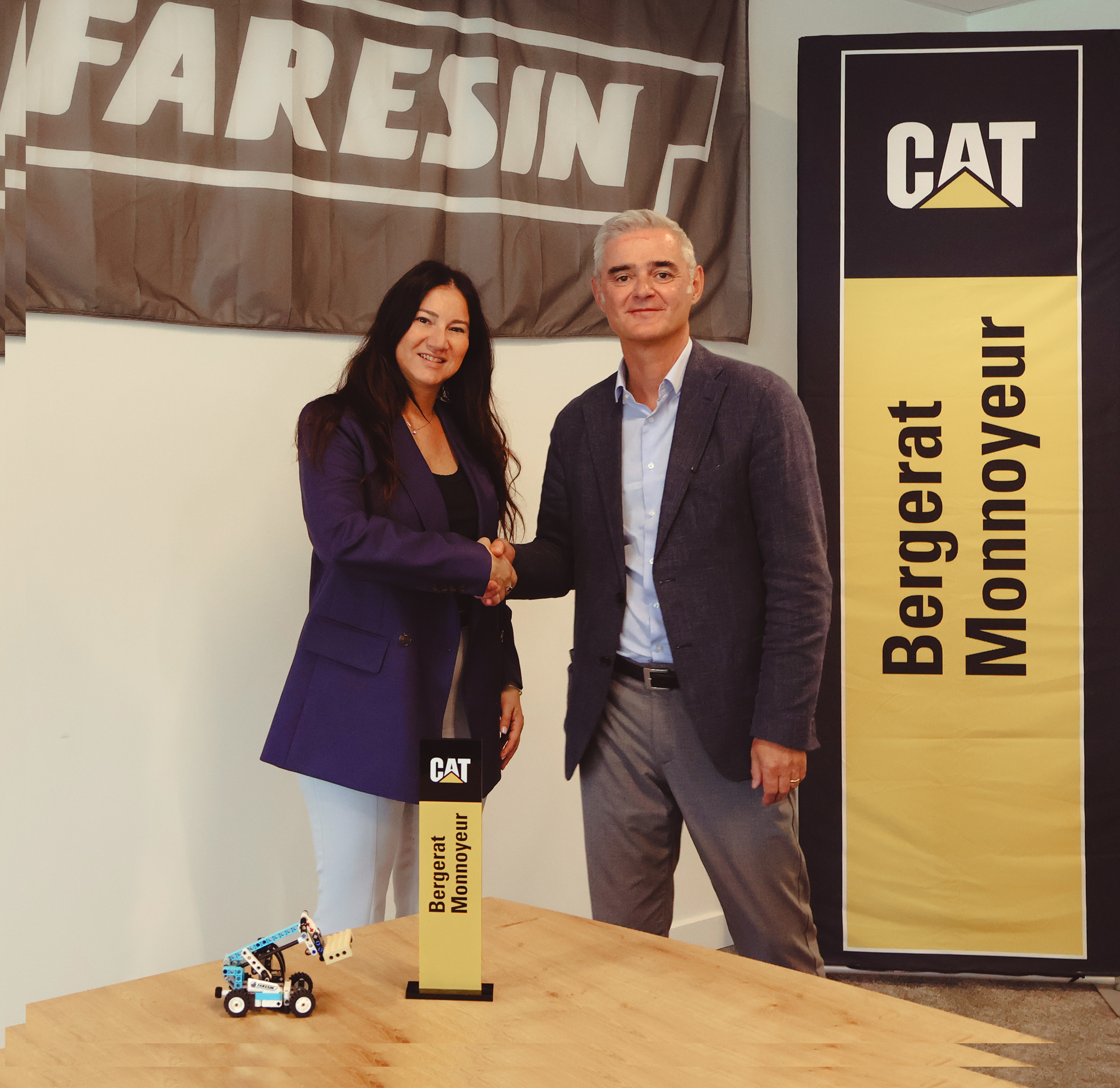Silvia Faresin e Benoît Poussou si stringono la mano per celebrare la partnership tra Faresin Industries e Bergerat Monnoyeur.
