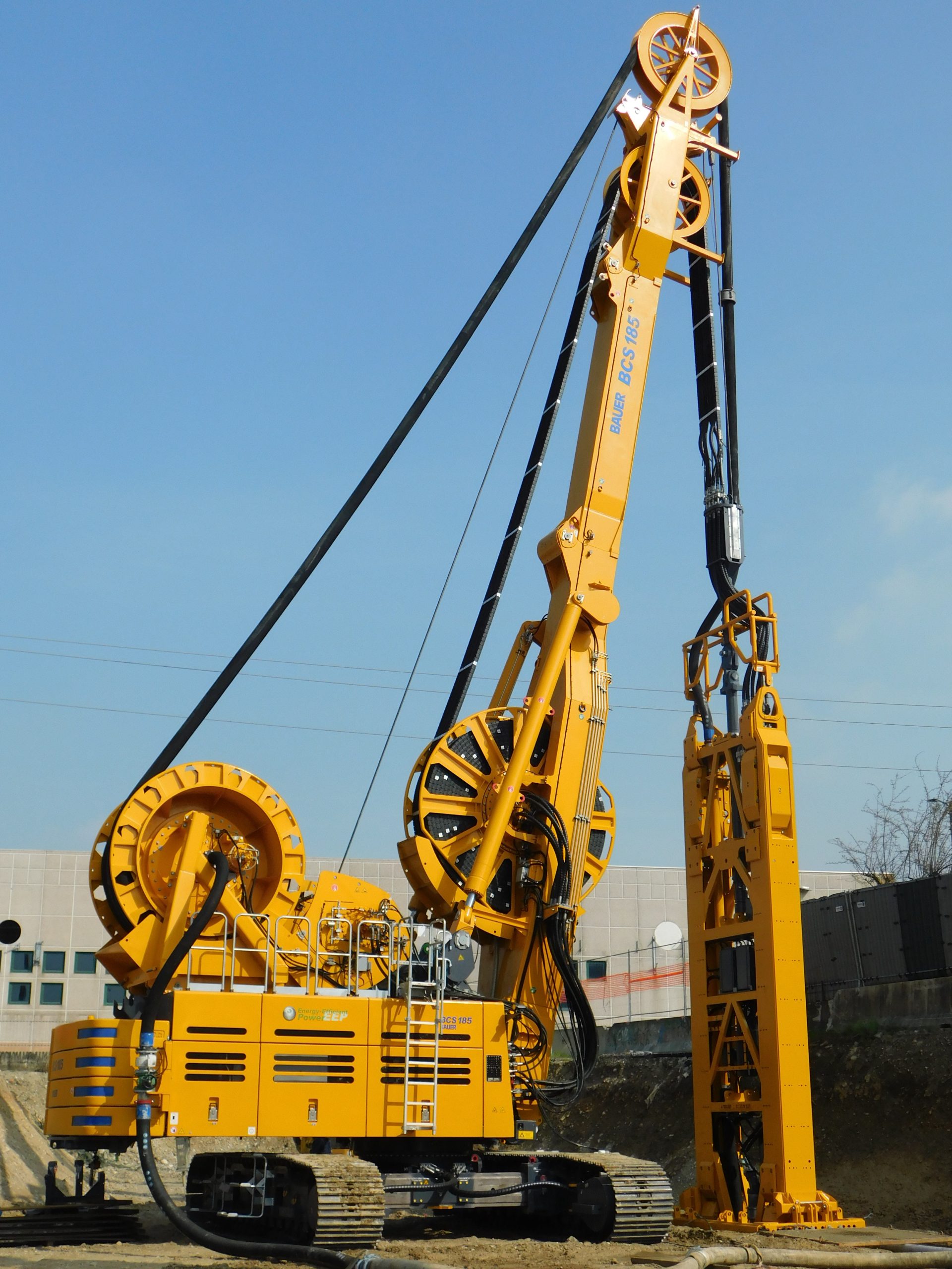 La nuova idrofresa BAUER BCS 185 configurata a linea unica per ottimizzare l'allineamento delle manichette e ridurre l'usura in cantiere.