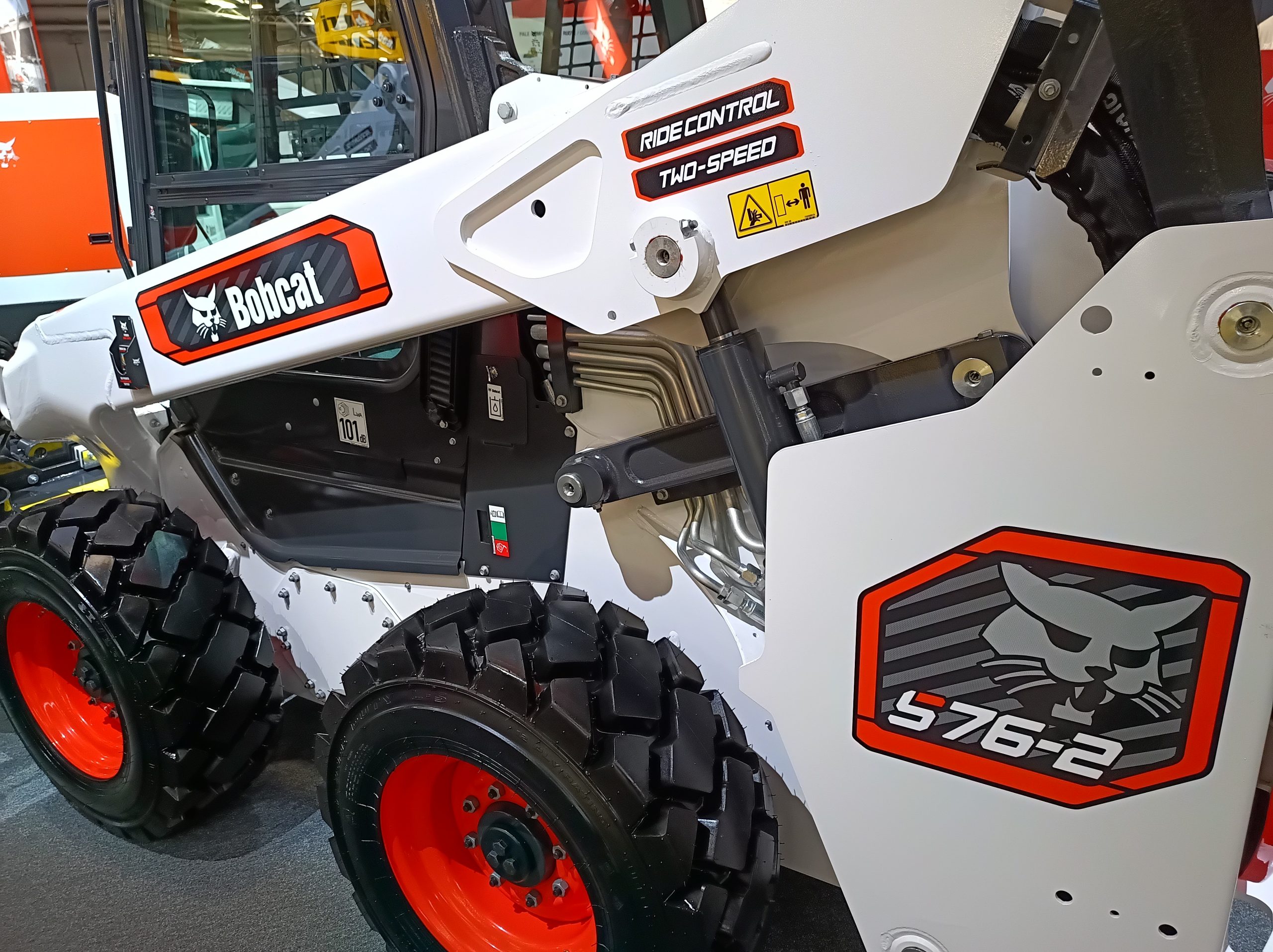 Bobcat ha presentato in Italia la nuova gamma R-2 di minipale gommate e cingolate