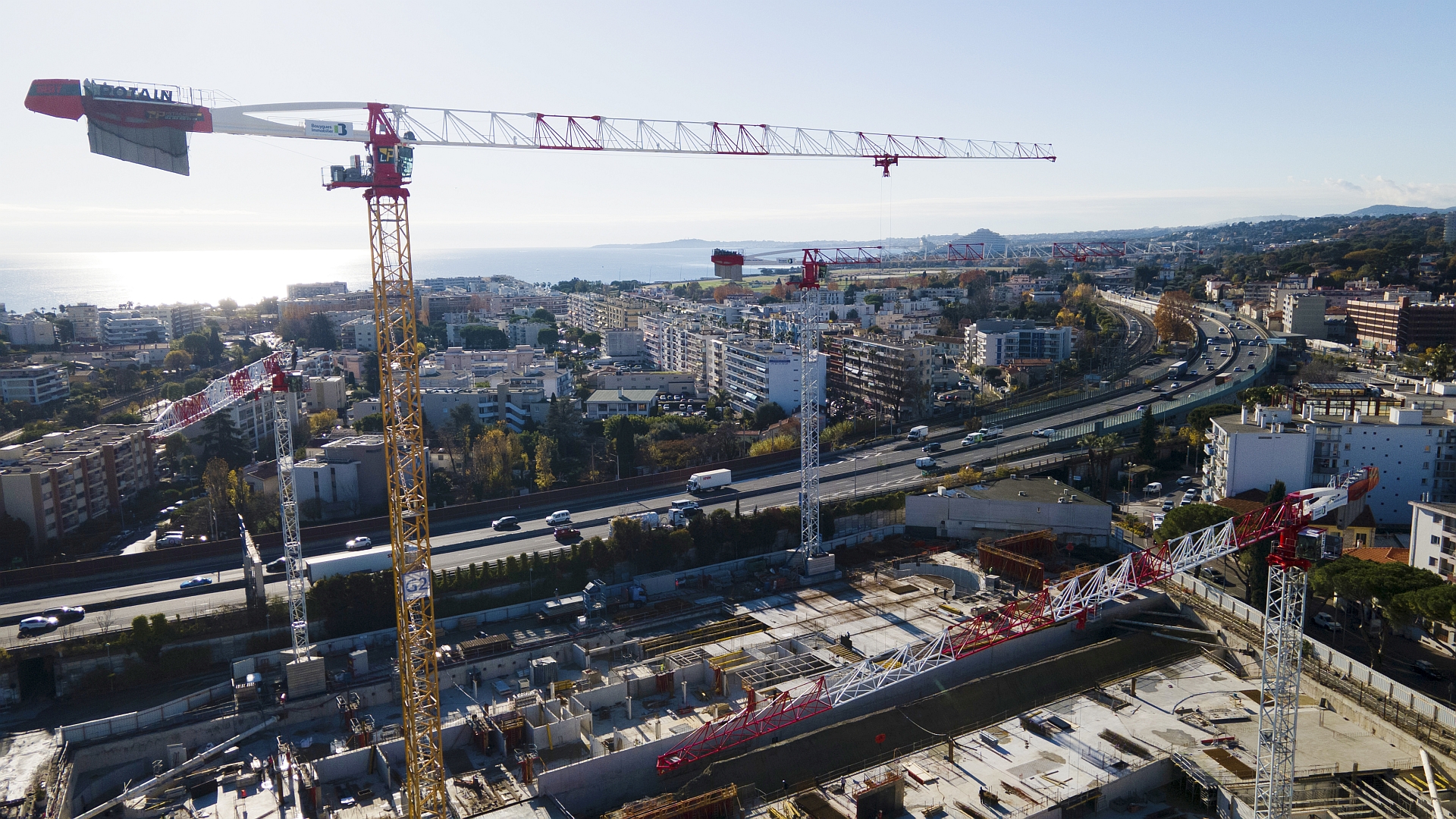 GMCA ha selezionato 5 gru di ultima generazione con varie caratteristiche che permettono di lavorare in sicurezza.