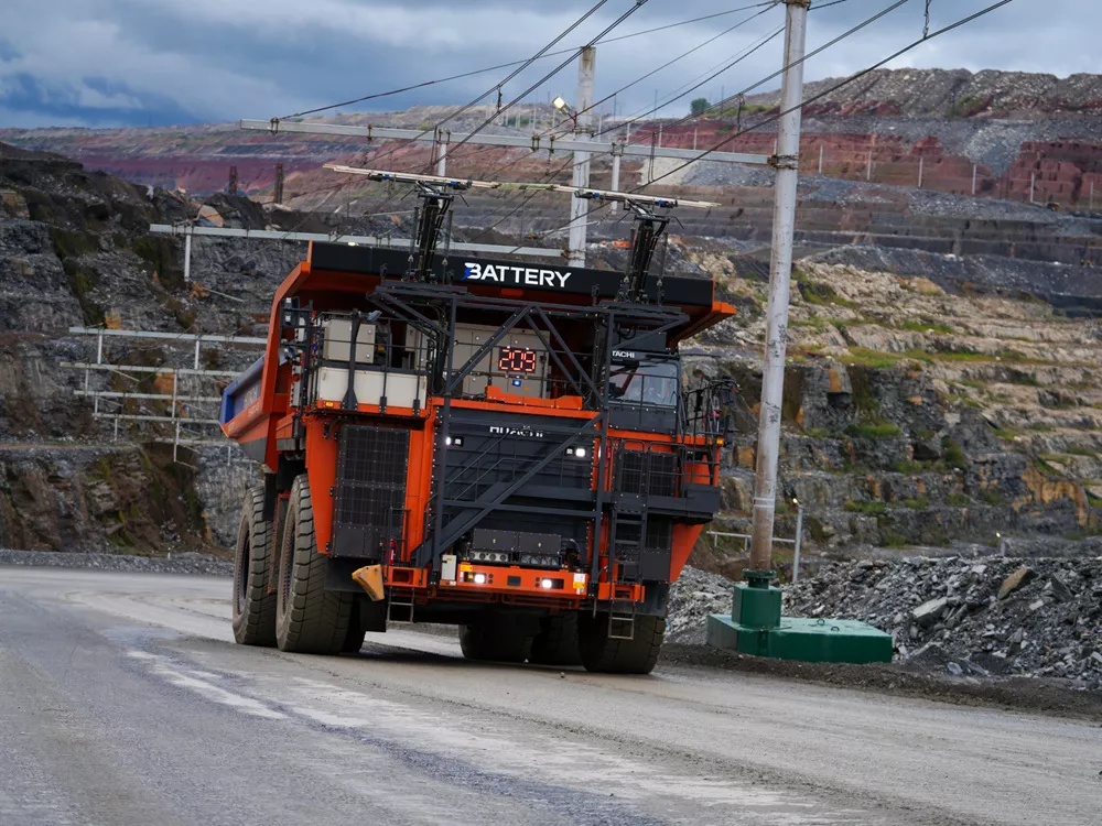 Il dumper Hitachi a batteria può essere usato anche durante la ricarica.