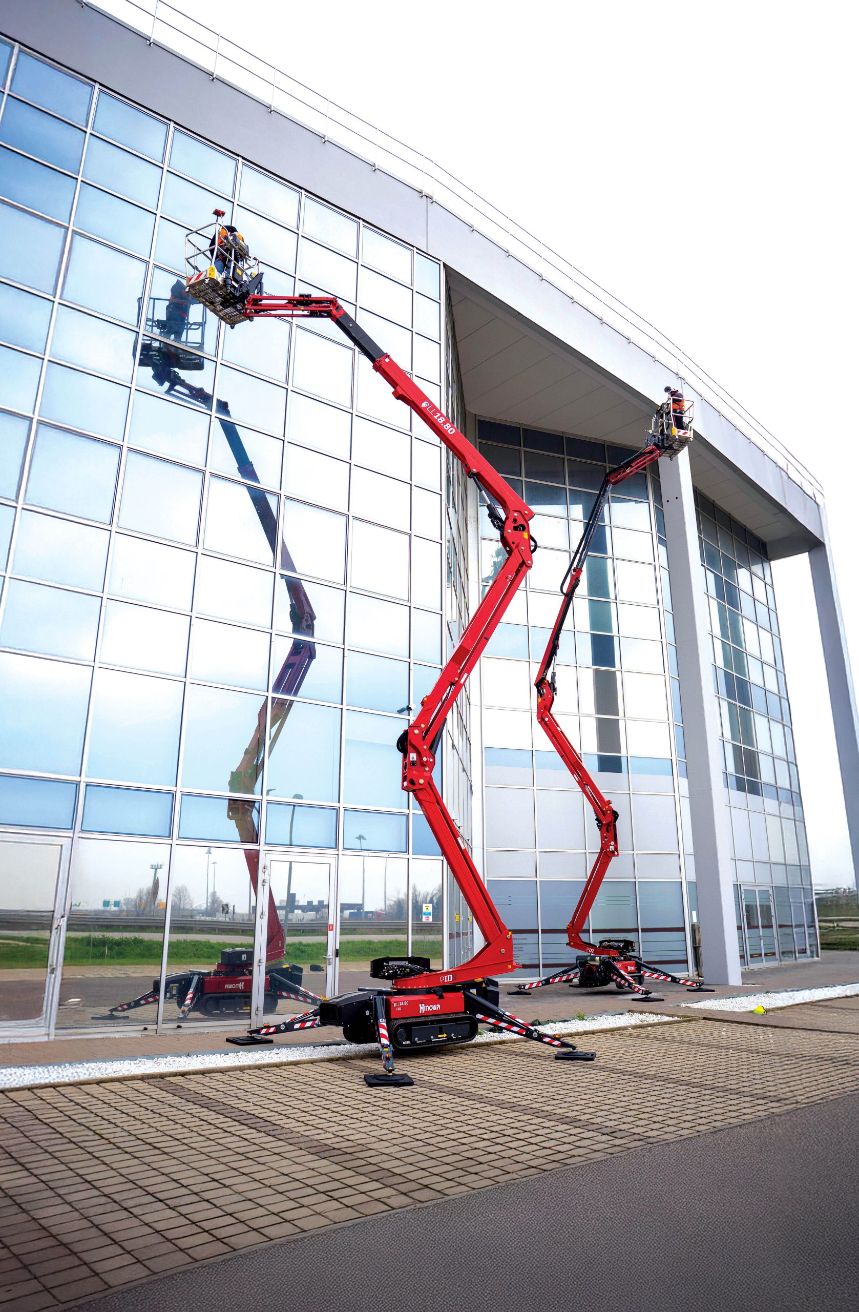 La piattaforma Hinowa Lightlift 20.10 Boom Lift ha un nuovo gancio di sollevamento che lo trasforma in una gru compatta in grado di sollevare oggetti e persone.