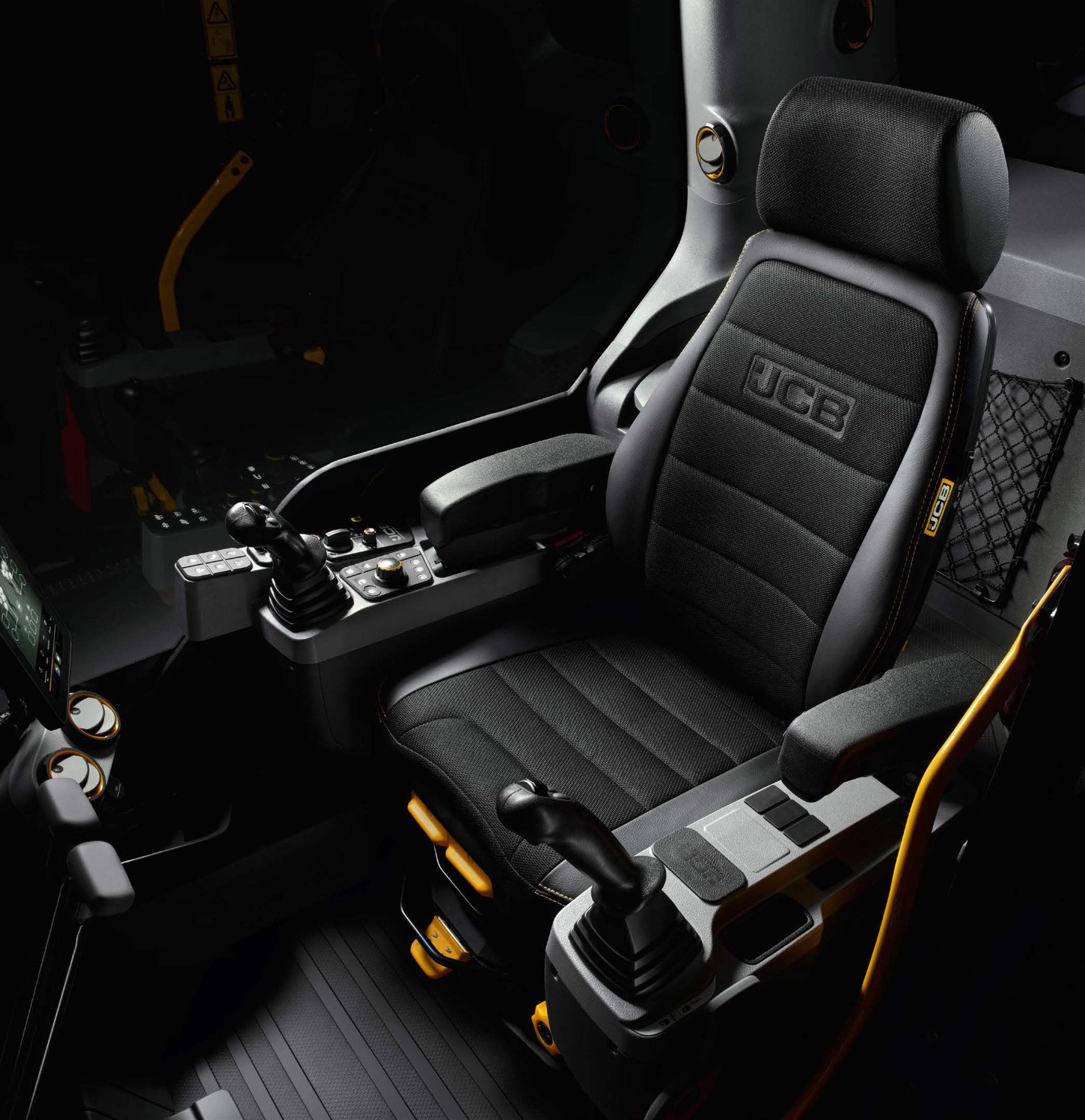 Interno della cabina CommandPlus di JCB, il sedile offre confort con riscaldamento e ventilazione con regolazione lombare elettrica.
