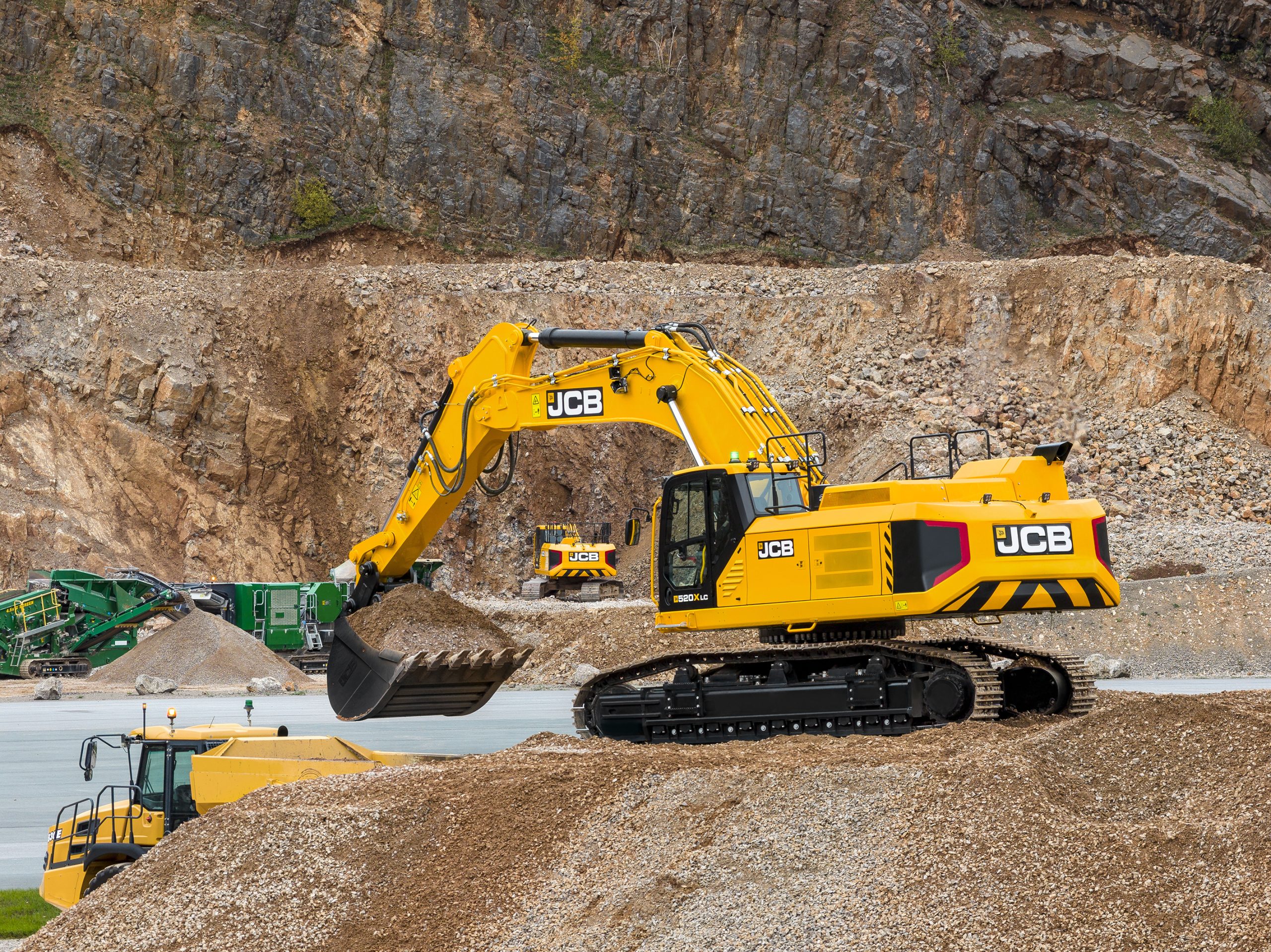 Nuovo escavatore cingolato pesante JCB 520X della Serie X al lavoro in cantiere.