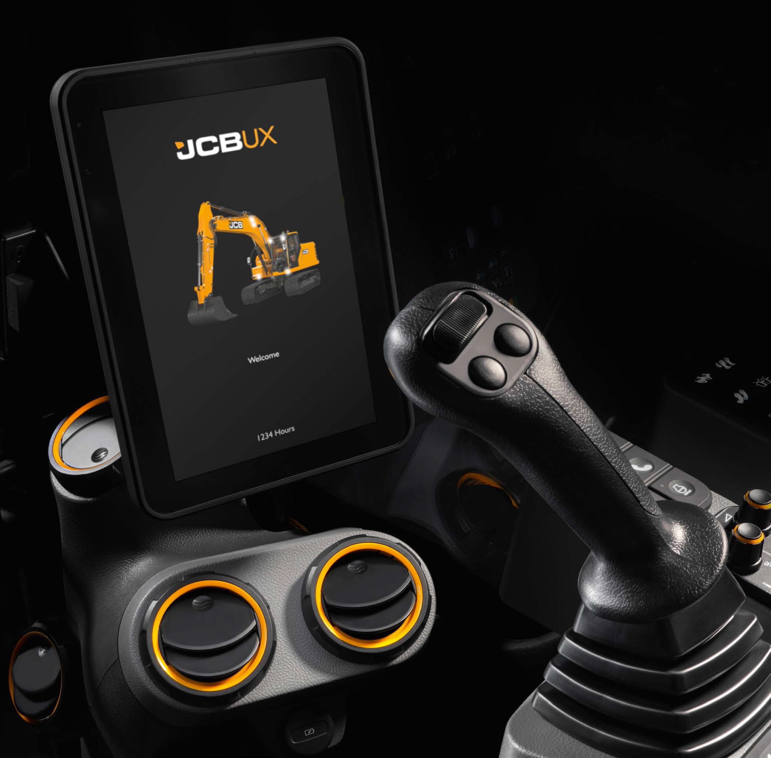 Interno della cabina CommandPlus dell'escavatore JCB 520X con display touchscreen dell'interfaccia JCB UX.