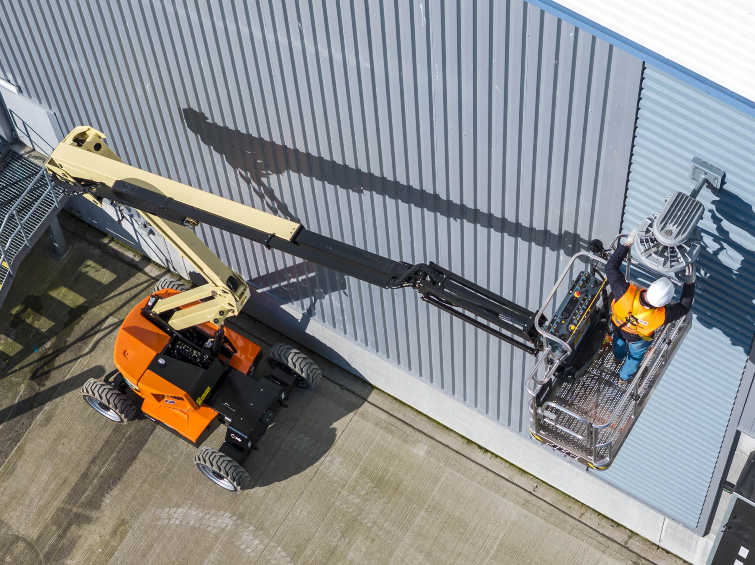 La nuova piattaforma articolata elettrica JLG EC450AJ Compact, non solo ha zero emissioni, ma ha anche dimensioni ridotte.