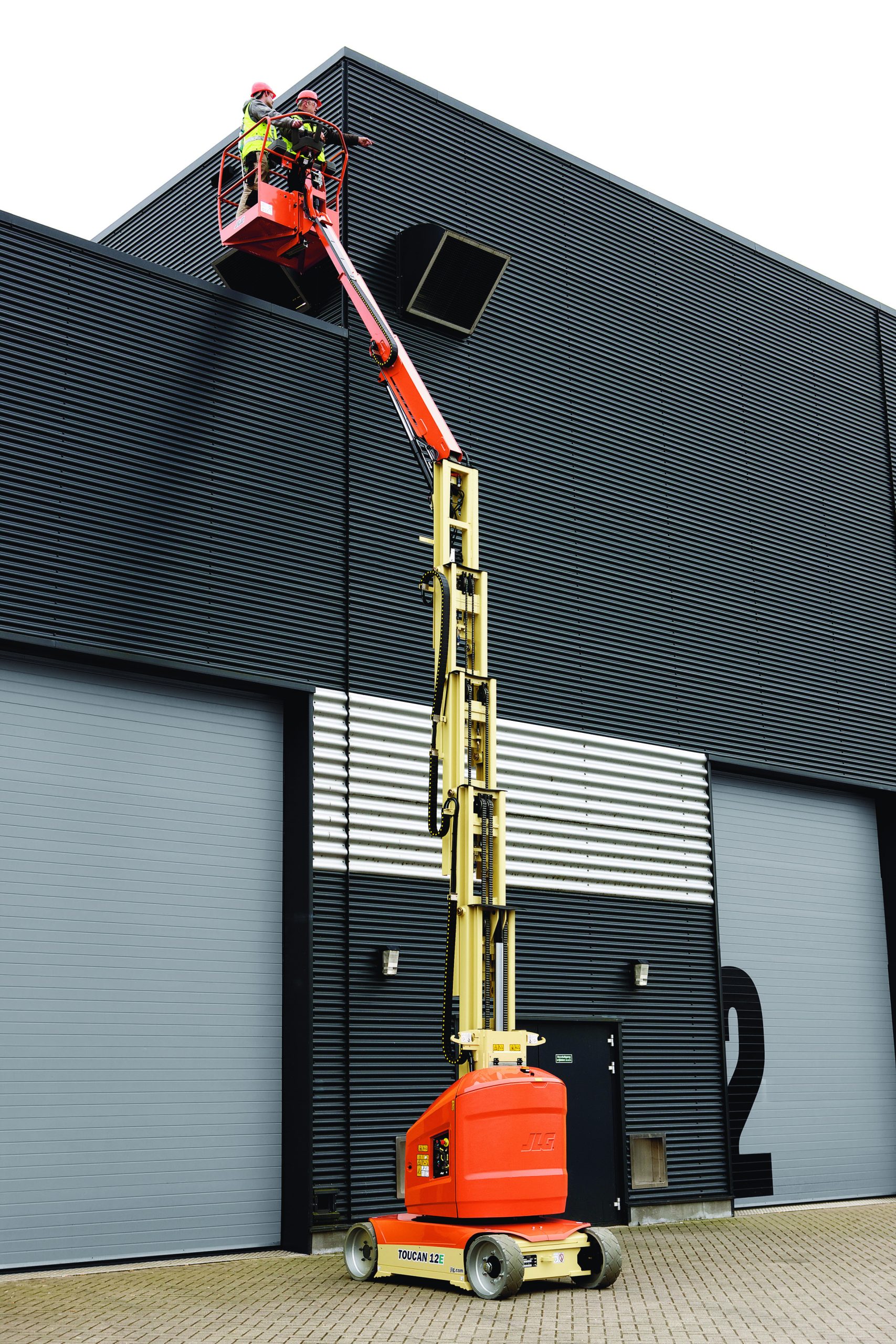 Il modello JLG Toucan 12E+ è molto versatile poichè è adatto a luoghi affollati ma è anche silenzioso grazie al suo motore elettrico.