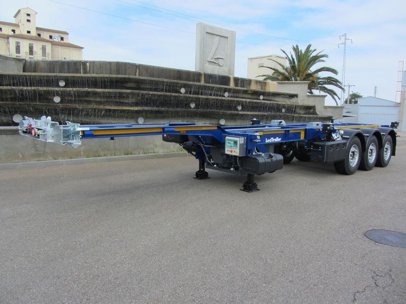 Il Multicontainer pneumatico Lecitrailer è adatto al trasporto di qualsiasi container e cassa mobile.