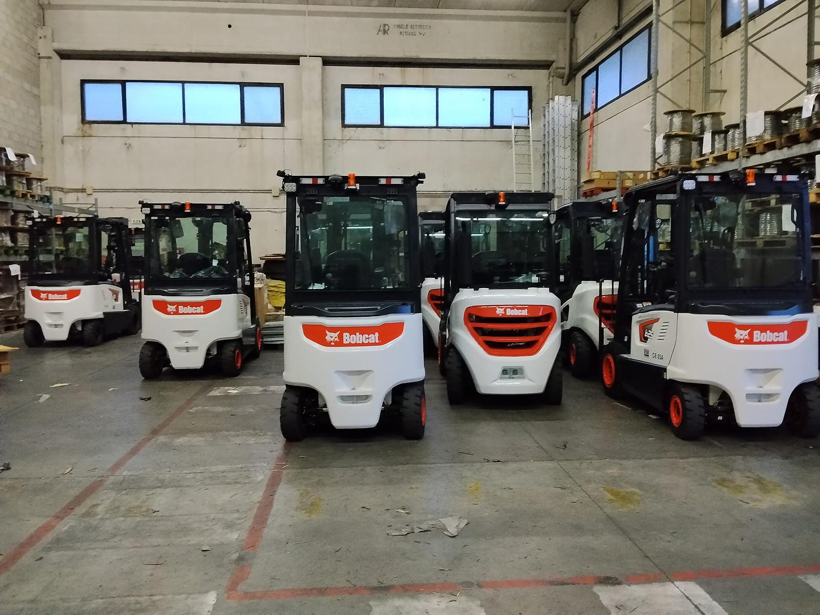 I nuovi carrelli elevatori elettrici e diesel BOBCAT, configurati su misura da La Nordica Macchine per rispondere alle esigenze operative del terminal portuale.