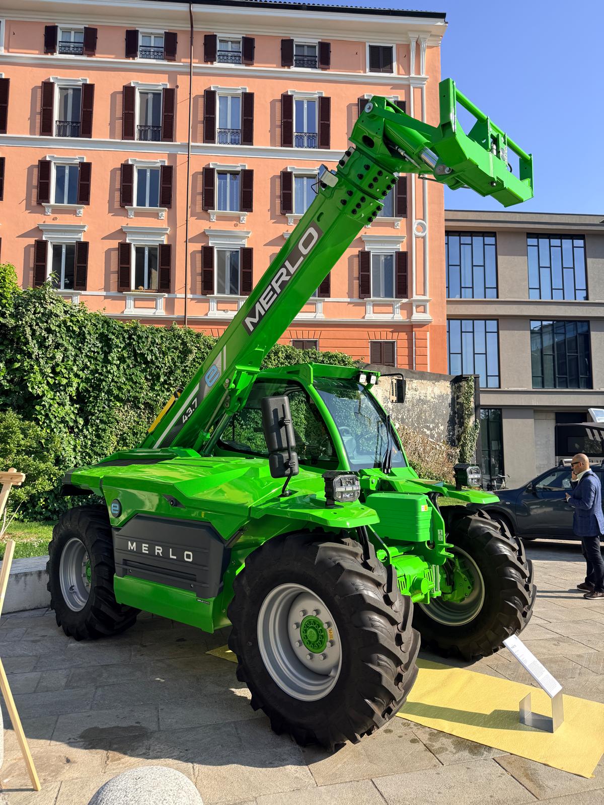 Il sollevatore full electric Merlo TFe43.7 esposto a Milano. Questo modello della "Generazione Zero" ha conquistato la prestigiosa Menzione d’Onore.