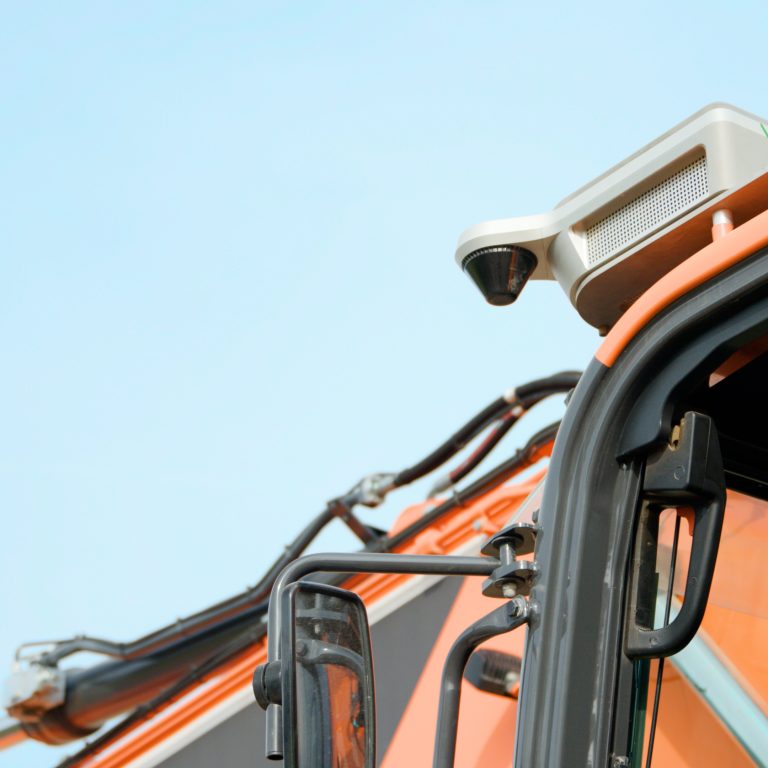 Dettaglio del sistema di controllo e posizionamento Gravis Robotics sulla cabina del nuovo escavatore intelligente Real-X.