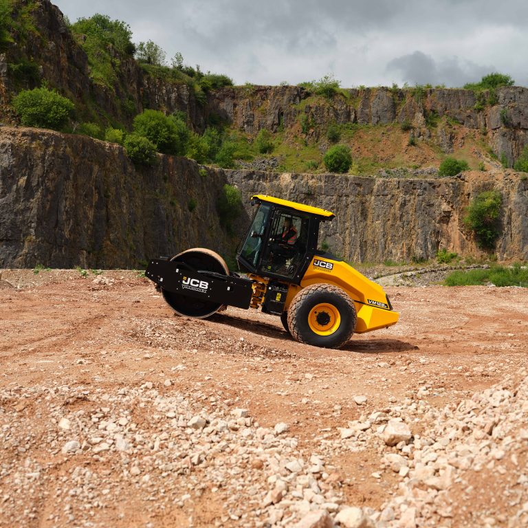 Il modello JCB VM128D evidenzia l'efficacia del sistema di trazione a 4 modalità e la stabilità della cabina ROPS/FOPS sulle pendenze più impegnative.