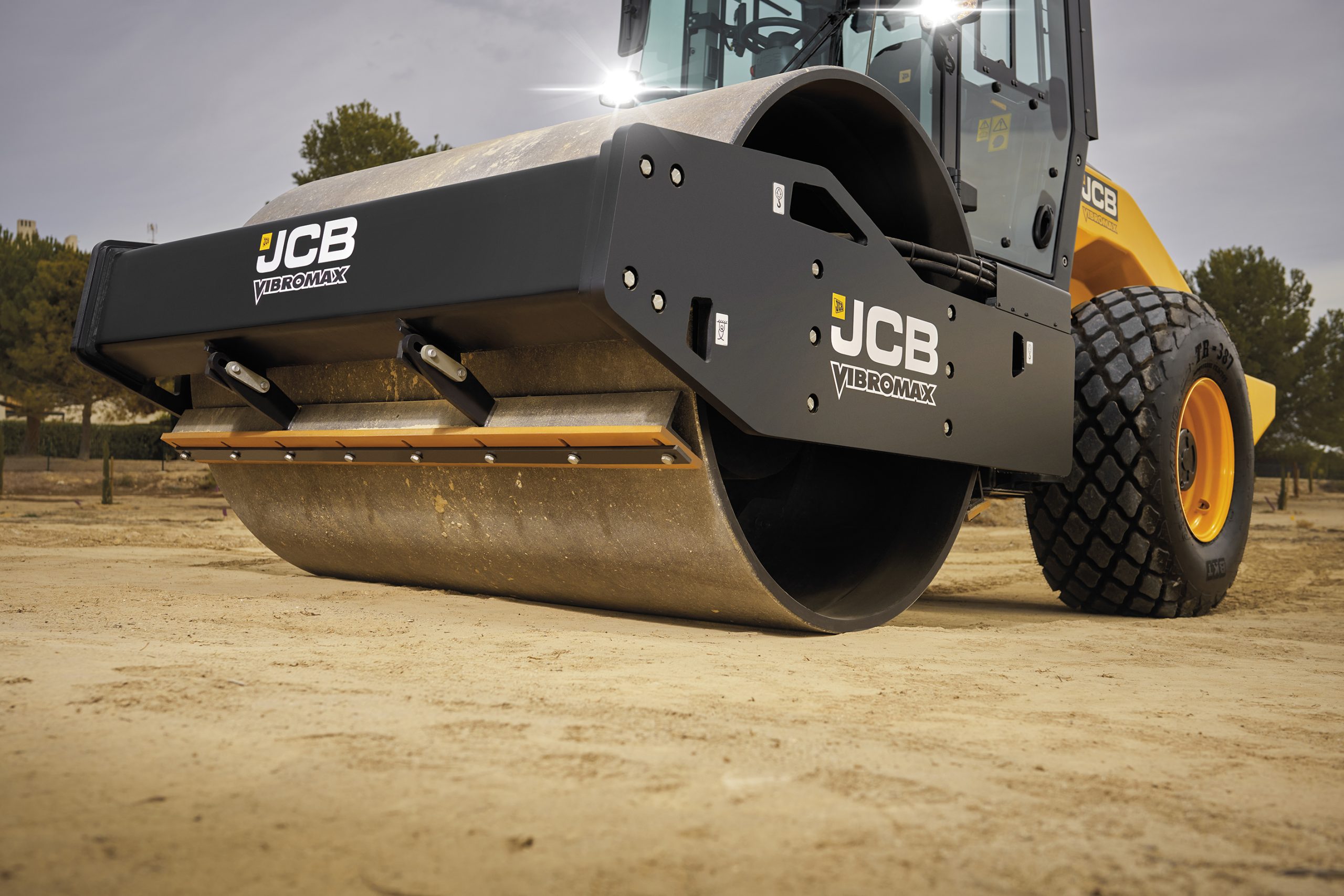 Primo piano del tamburo liscio del rullo JCB VM118D, il primo compattatore per terreni oltre le 10 tonnellate conforme alla normativa Stage V senza necessità di additivo DEF.