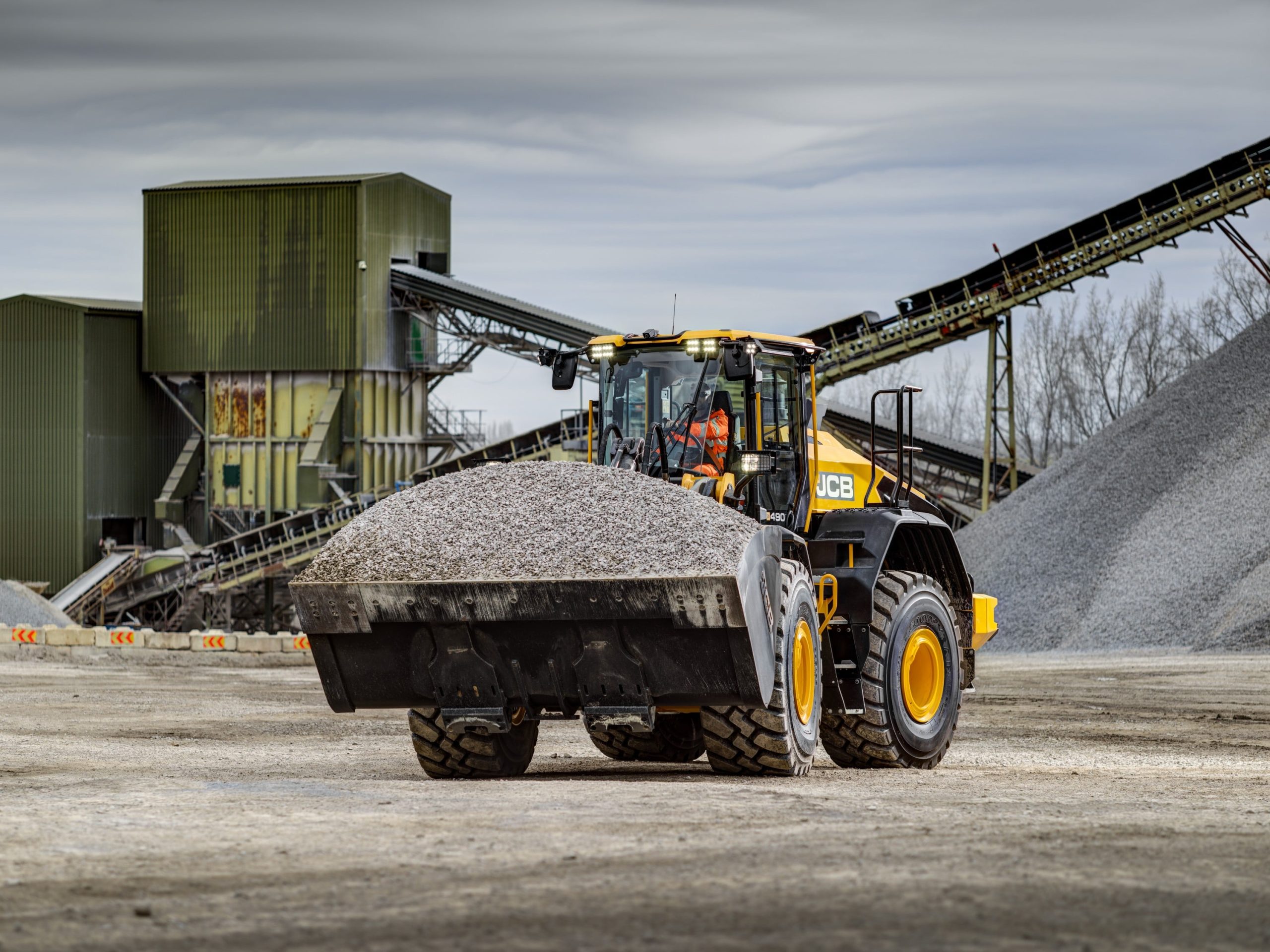 La nuova pala gommata JCB 490 in azione in un impianto di frantumazione, pronta a movimentare inerti con un carico utile fino a 9.000 kg.