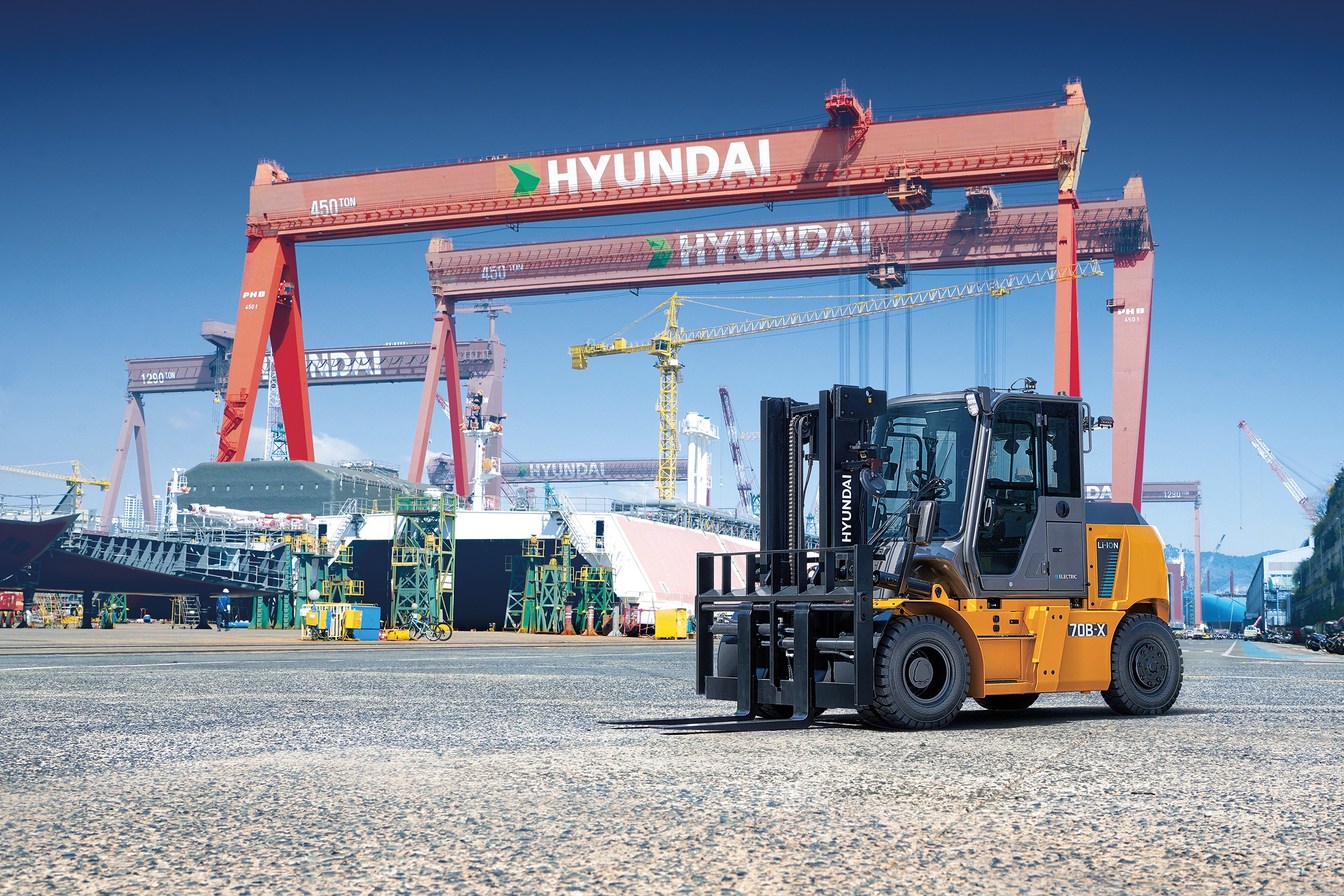 Il carrello elevatore elettrico Hyundai 70B-X, progettato per applicazioni pesanti indoor e outdoor, prodotto a Ulsan (Corea del Sud) nel cantiere navale HD Hyundai Heavy Industries, il più grande al mondo.